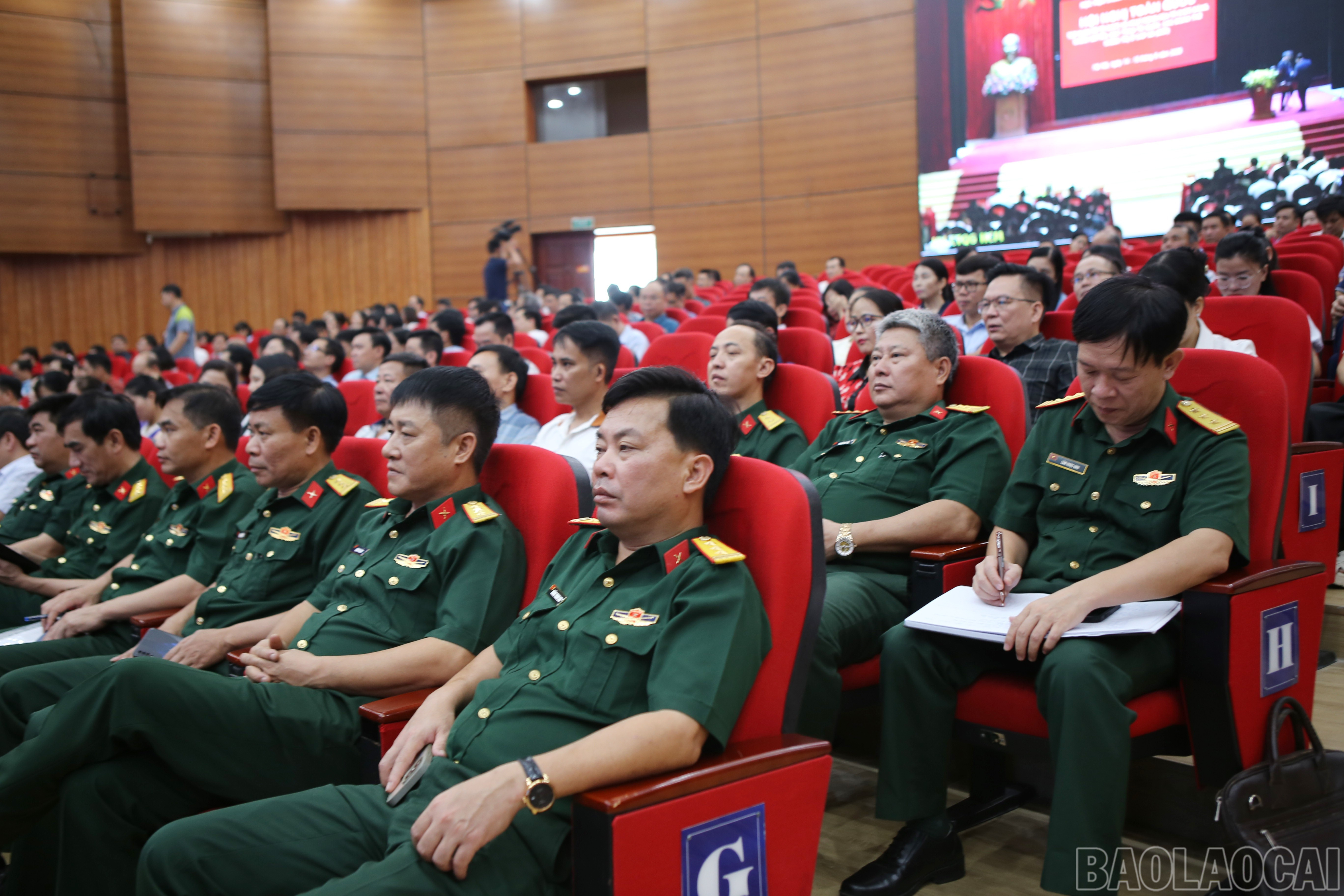 Các đại biểu tiếp thu các chuyên đề. baolaocai-br_6.jpg