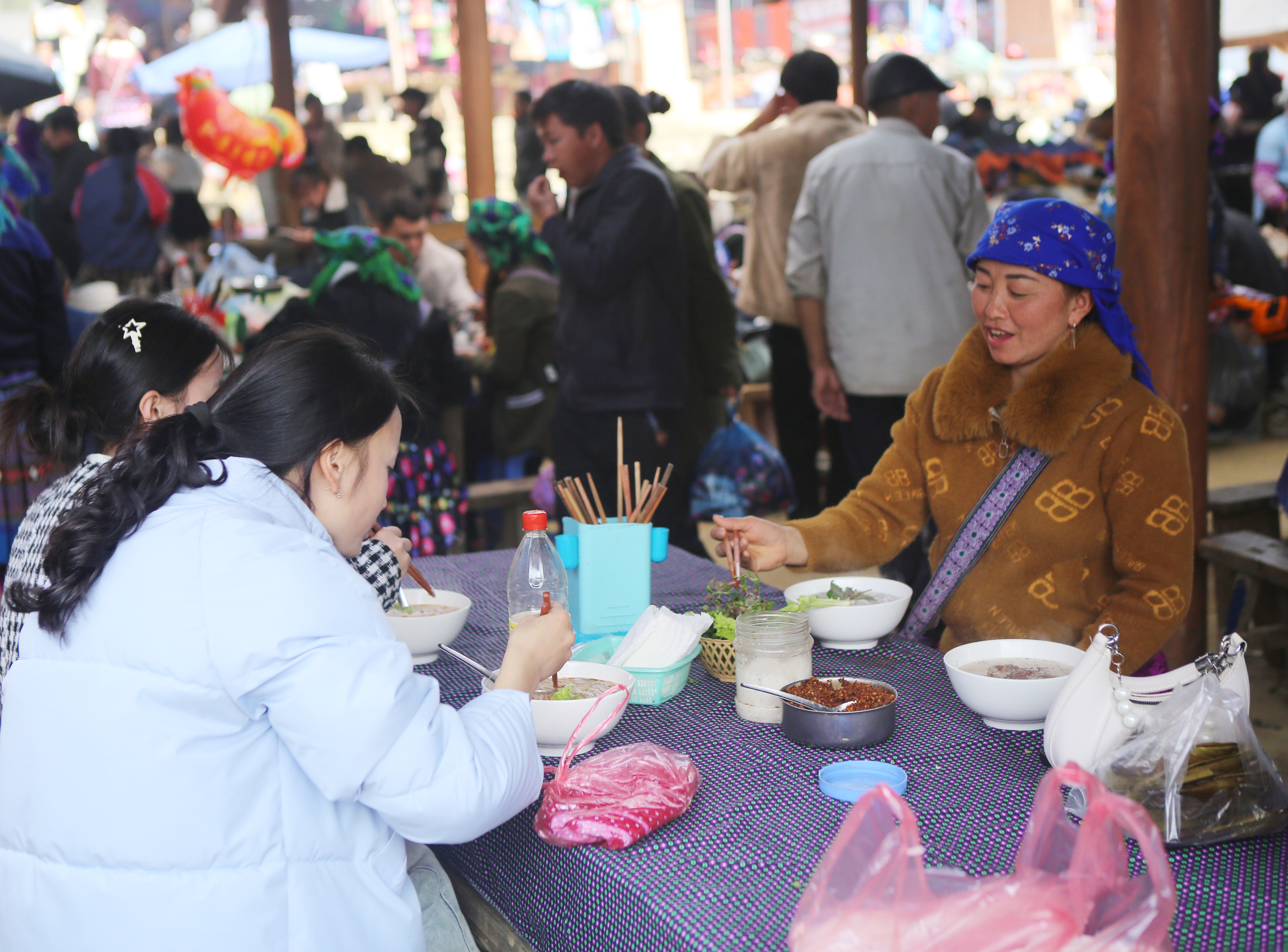 Các gian hàng ẩm thực luôn là điểm dừng chân đông đúc, nơi du khách có thể thưởng thức trọn vẹn những hương vị đặc trưng của vùng cao như phở trộn, phở chan, thắng cố, mèn mén... cc-15.jpg