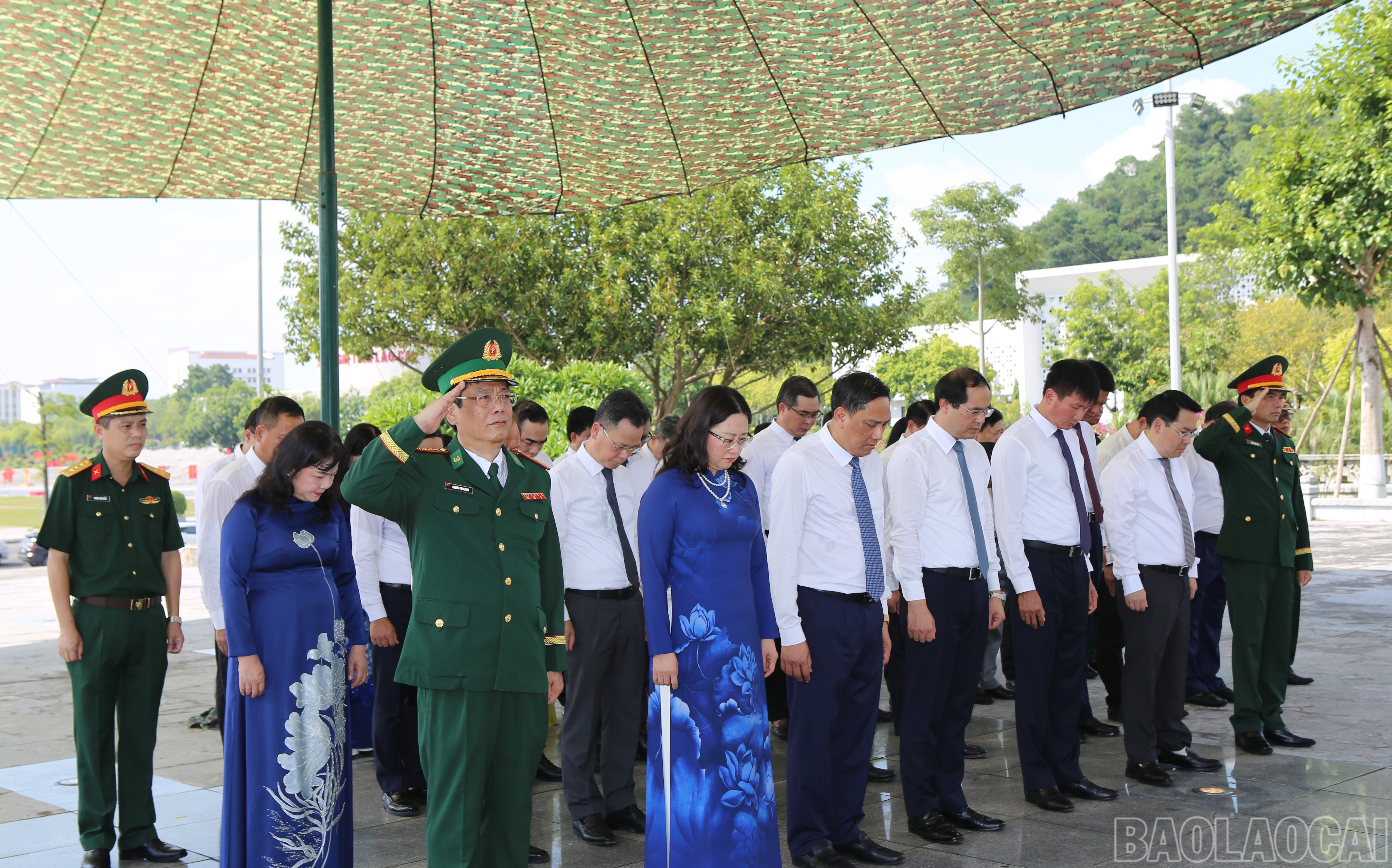 Đoàn đại biểu dành phút mặc niệm tưởng nhớ các Anh hùng liệt sỹ. baolaocai-br_6-164.jpg
