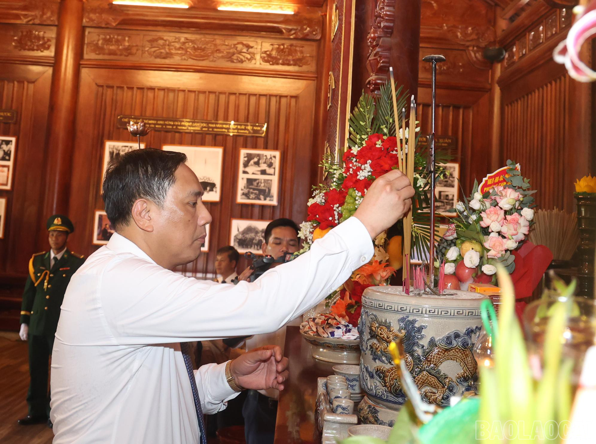 Đồng chí Hoàng Giang - Phó Bí thư Thường trực Tỉnh ủy dâng hương tưởng niệm Chủ tịch Hồ Chí Minh. baolaocai-br_3-3189.jpg