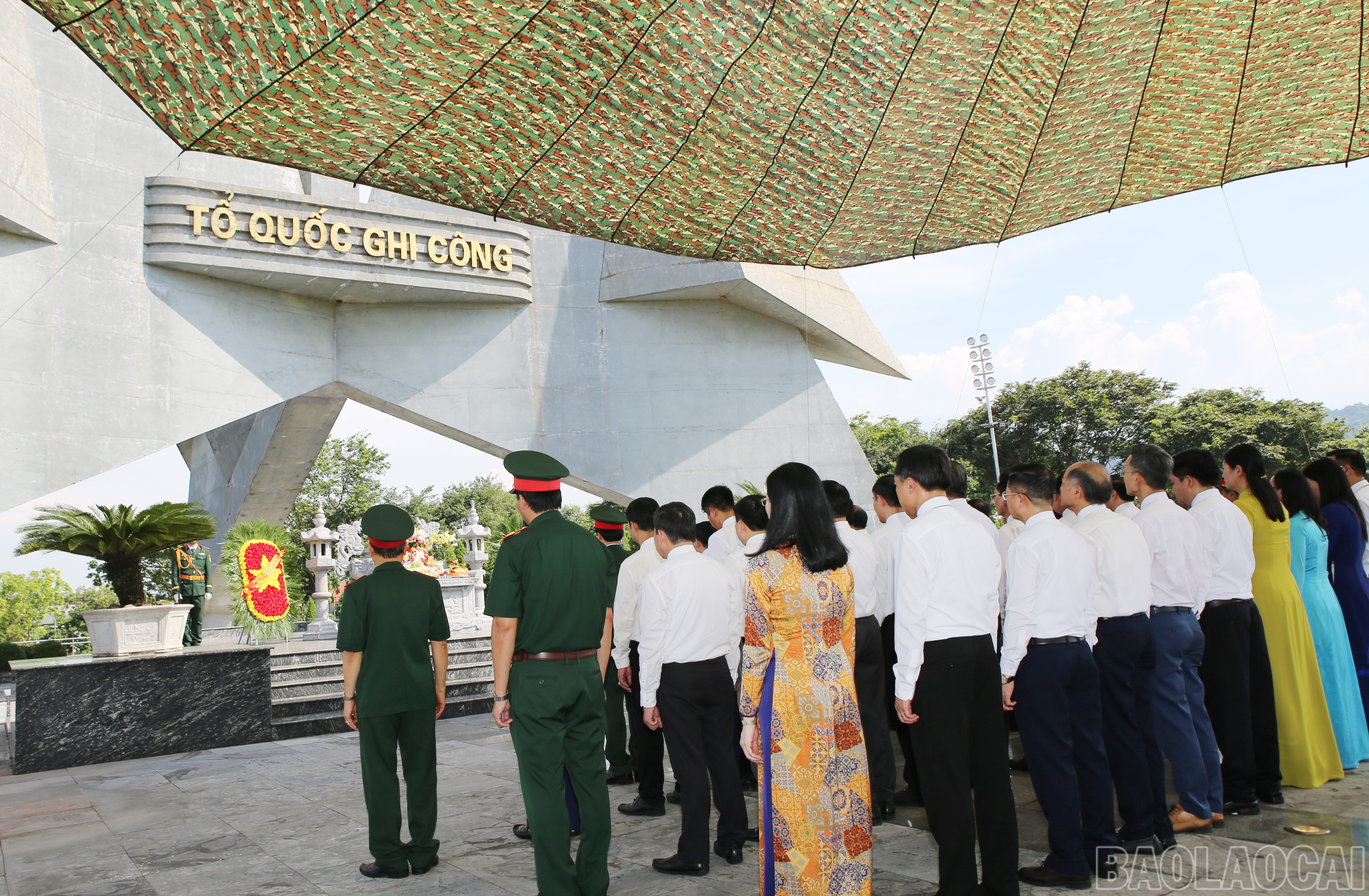 Đoàn đại biểu đặt vòng hoa, dâng hương tại Đài Tưởng niệm các Anh hùng liệt sỹ (phường Cam Đường). baolaocai-br_7-1461.jpg