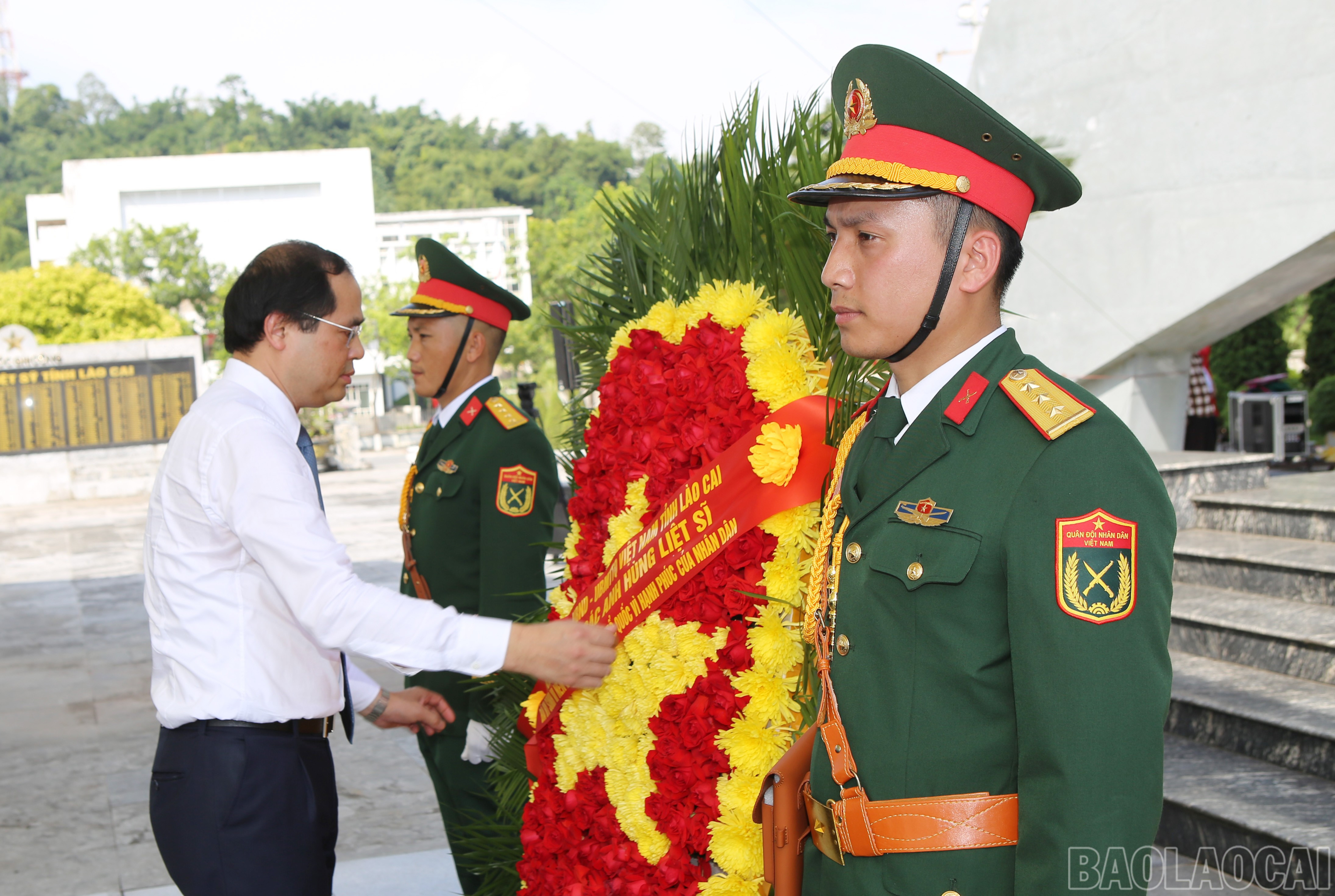 Vòng hoa của Đoàn đại biểu mang dòng chữ: “Tỉnh ủy - Hội đồng nhân dân - Ủy ban nhân dân - Ủy ban Mặt trận Tổ quốc Việt Nam tỉnh Lào Cai kính viếng các Anh hùng liệt sỹ đã hy sinh vì nền độc lập, tự do của Tổ quốc vì hạnh phúc của Nhân dân”. baolaocai-br_9-5441.jpg