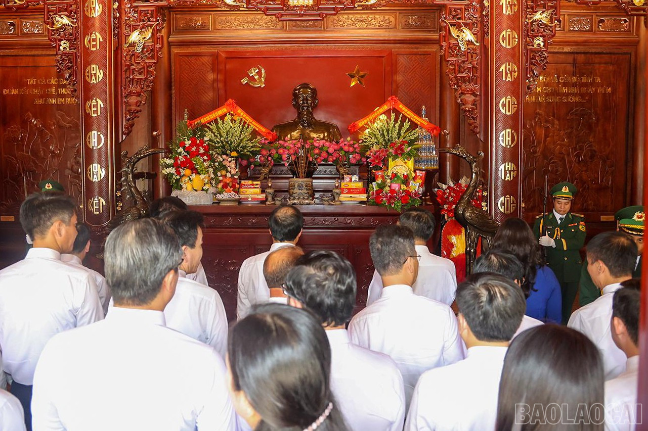 Đoàn đại biểu dâng hương tại Nhà lưu niệm Bác Hồ (phường Lào Cai). baolaocai-br_5-3458.jpg