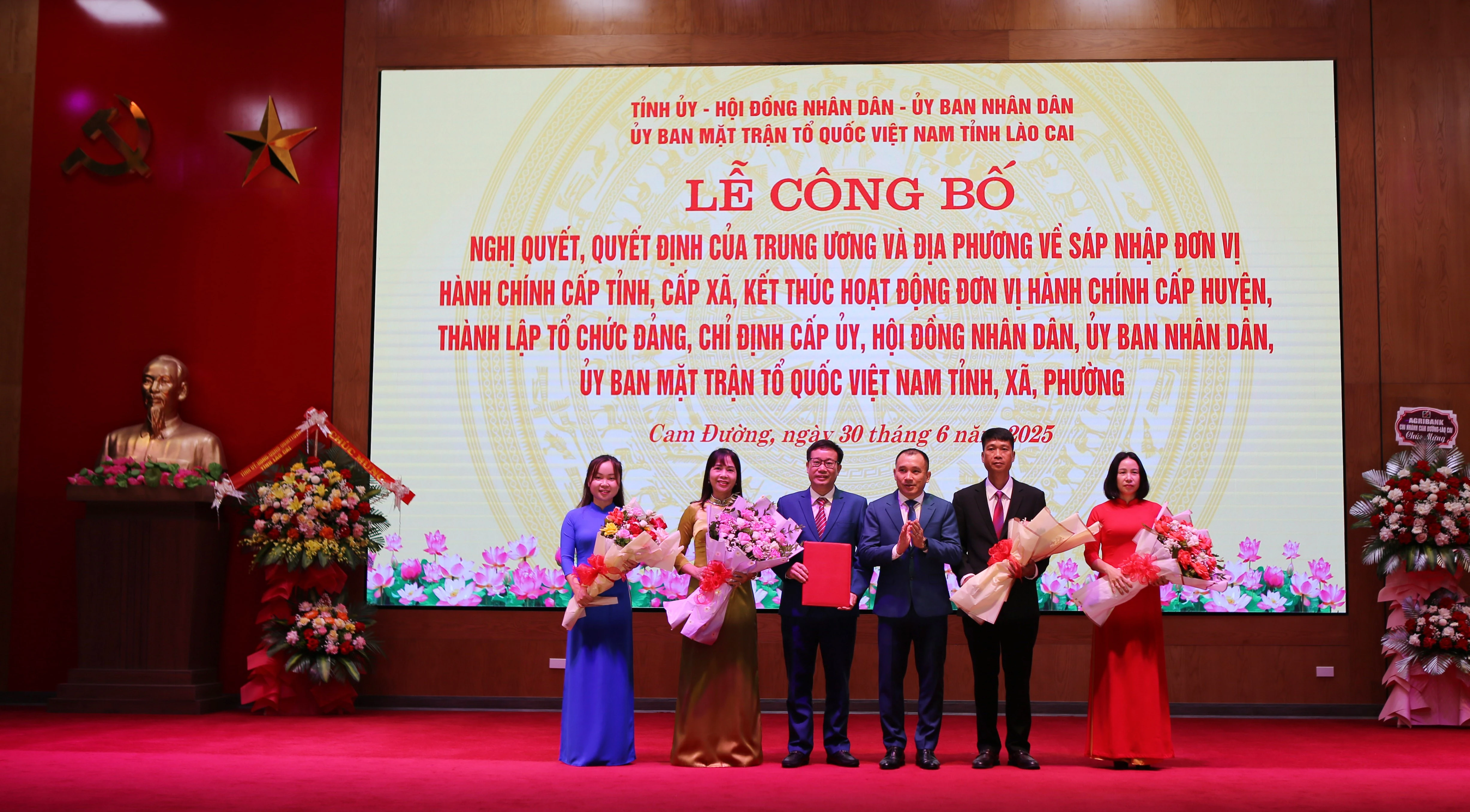 Trao quyết định chỉ định thường trực Ủy ban MTTQ phường Cam Đường.