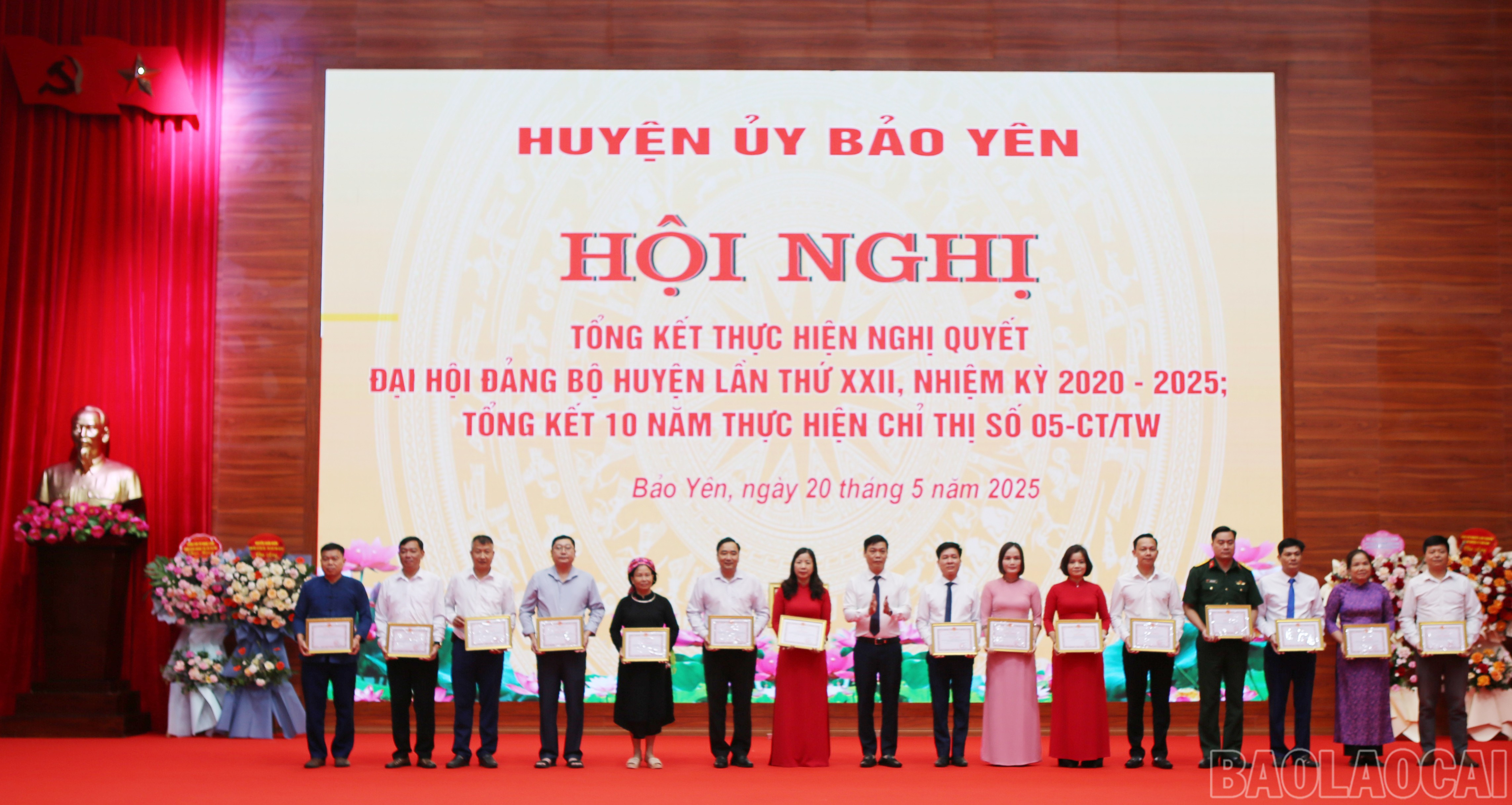 Tặng Giấy khen cho các tập thể, cá nhân điển hình. baolaocai-br_by-11.jpg