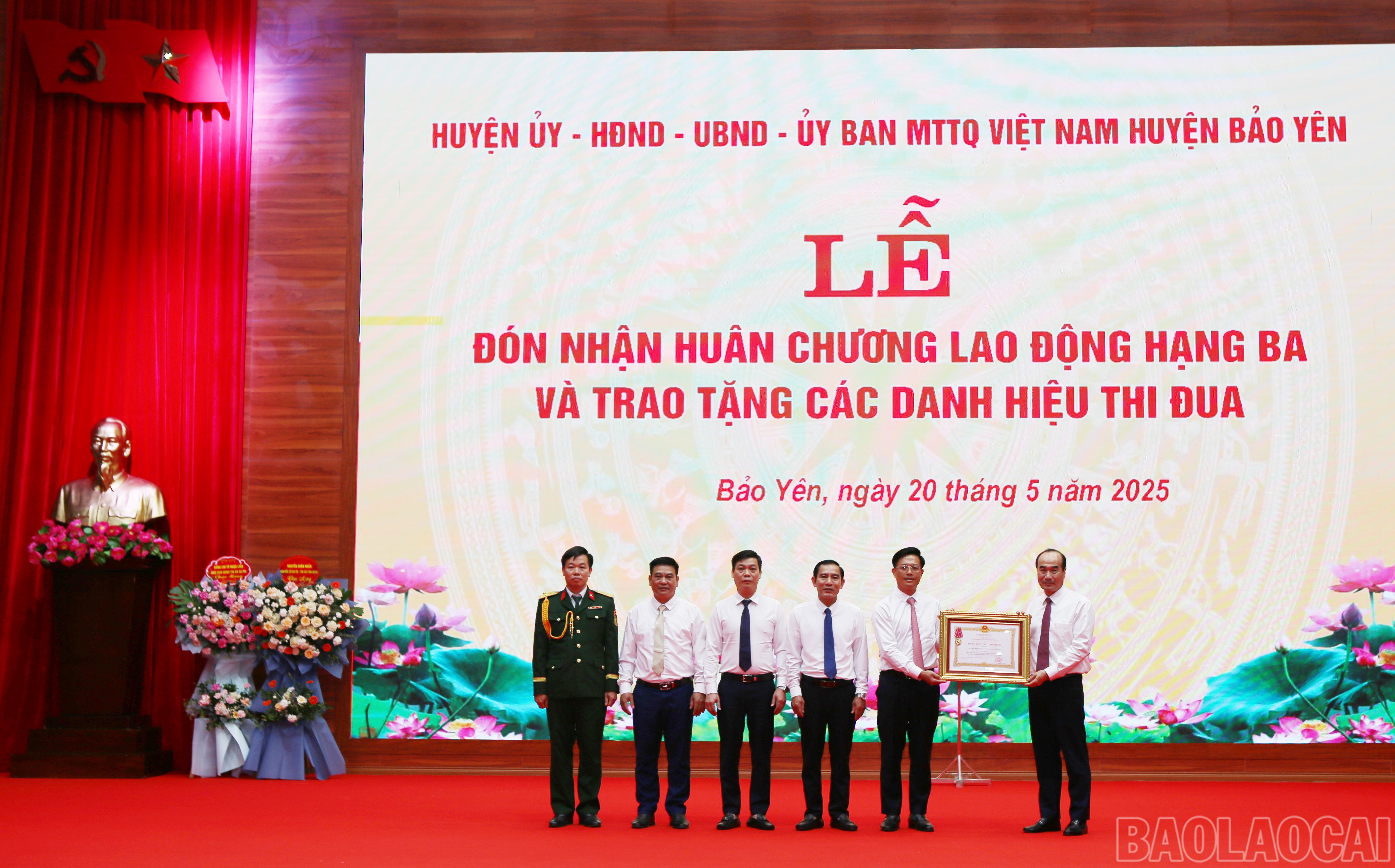 Thừa ủy quyền của Chủ tịch nước, đồng chí Vũ Xuân Cường, Phó Bí thư Thường trực Tỉnh ủy trao Huân chương Lao động hạng Ba cho Nhân dân và cán bộ huyện Bảo Yên. baolaocai-br_by-9.jpg
