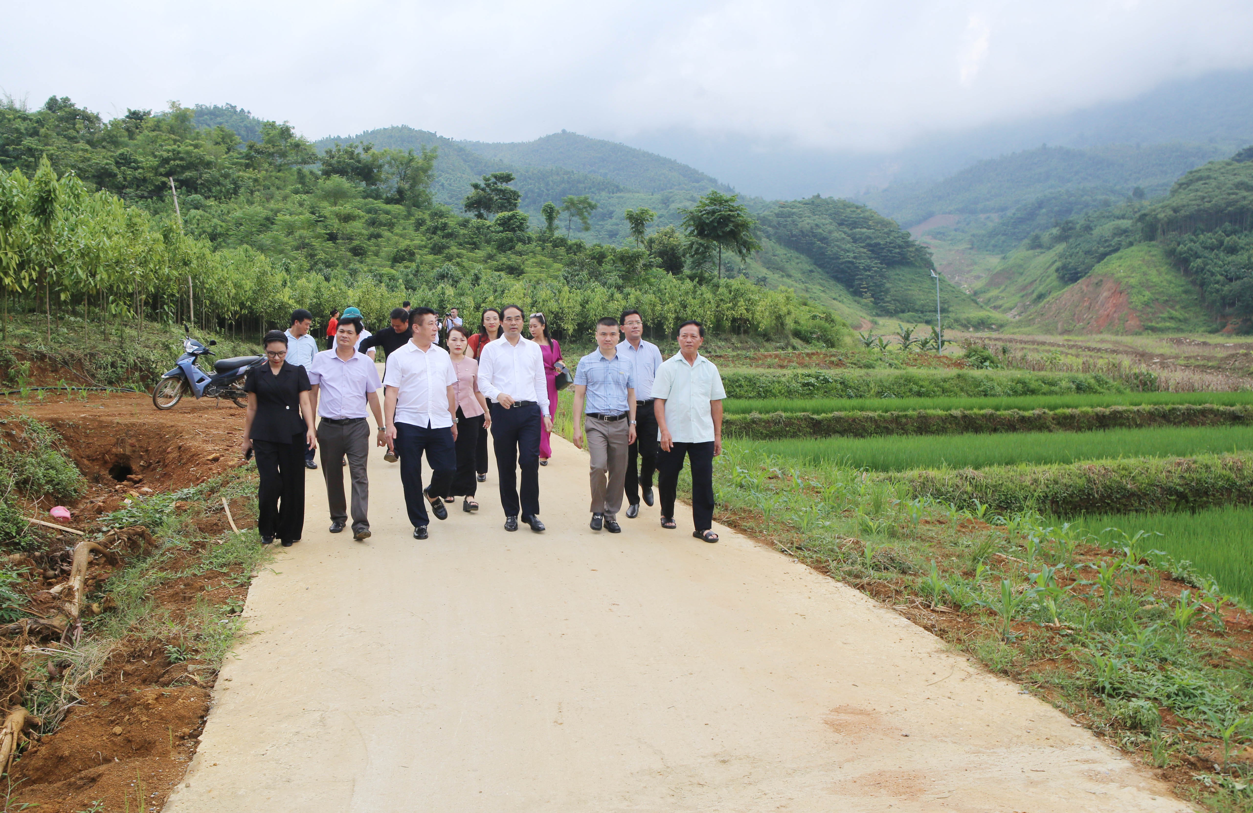 Các đại biểu tham quan tuyến đường kết nối Làng Nủ - Trĩ Trong. 10.jpg