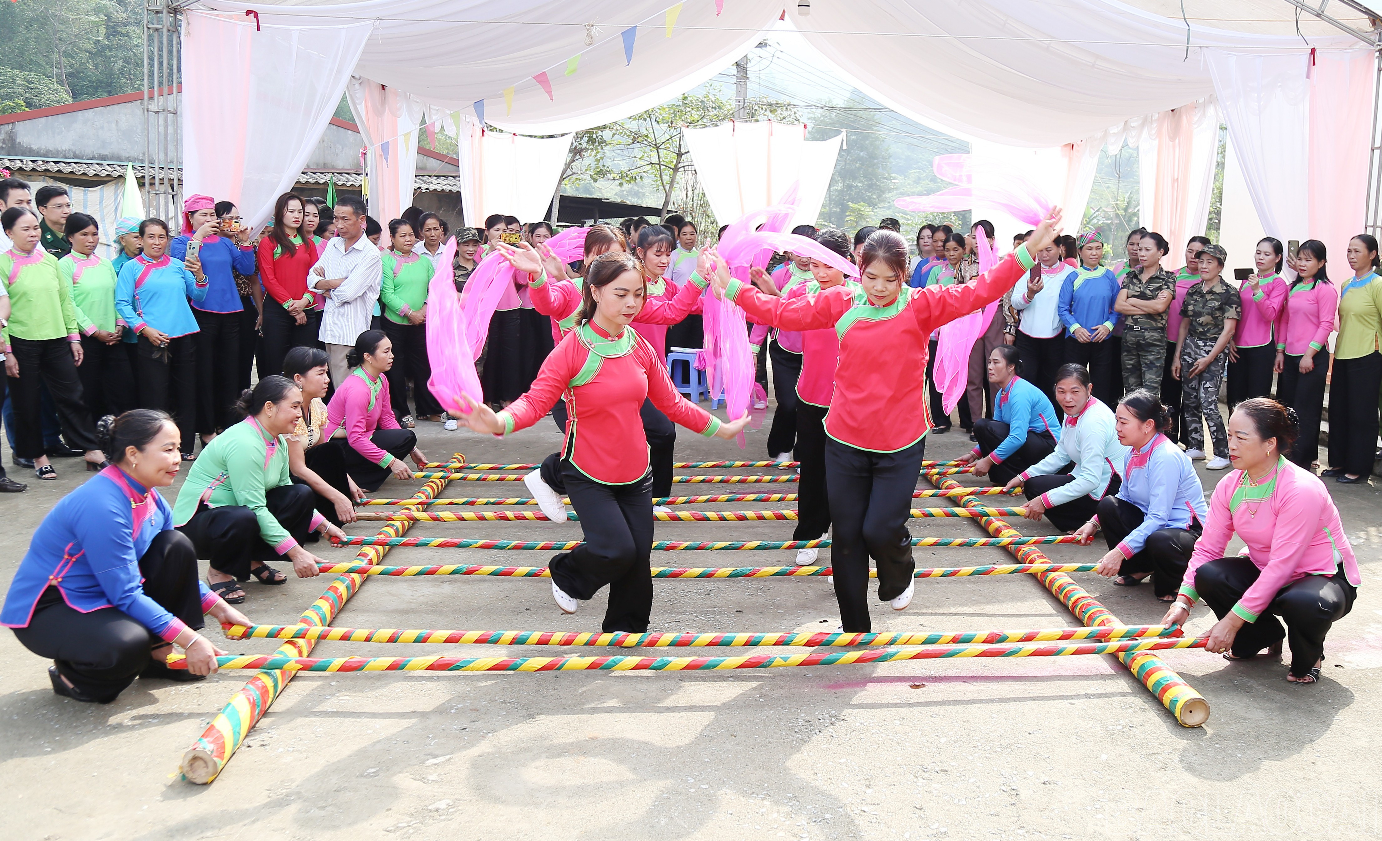 Công tác tư tưởng, tuyên truyền, vận động góp phần củng cố, xây dựng khối đại đoàn kết các dân tộc. baolaocai-br_tp6.jpg