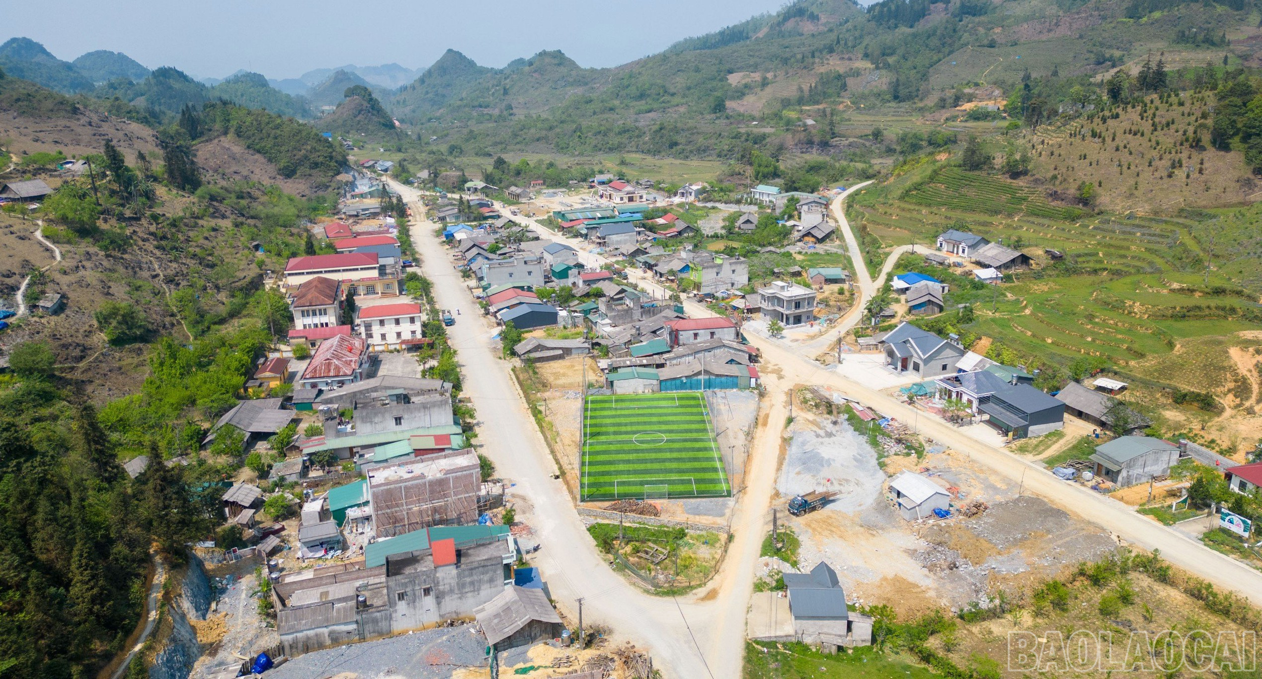 Người dân vùng cao tích cực hiến đất để những tuyến đường giao thông nông thôn rộng mở. baolaocai-br_7.jpg