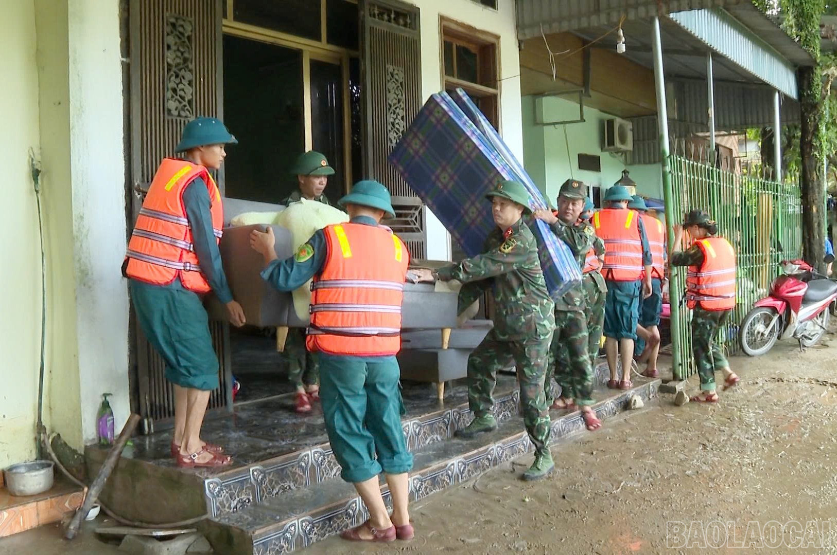 Các lực lượng chức năng hỗ trợ người dân phường Cam Đường khắc phục hậu quả thiên tai. baolaocai-br_1-2432.jpg