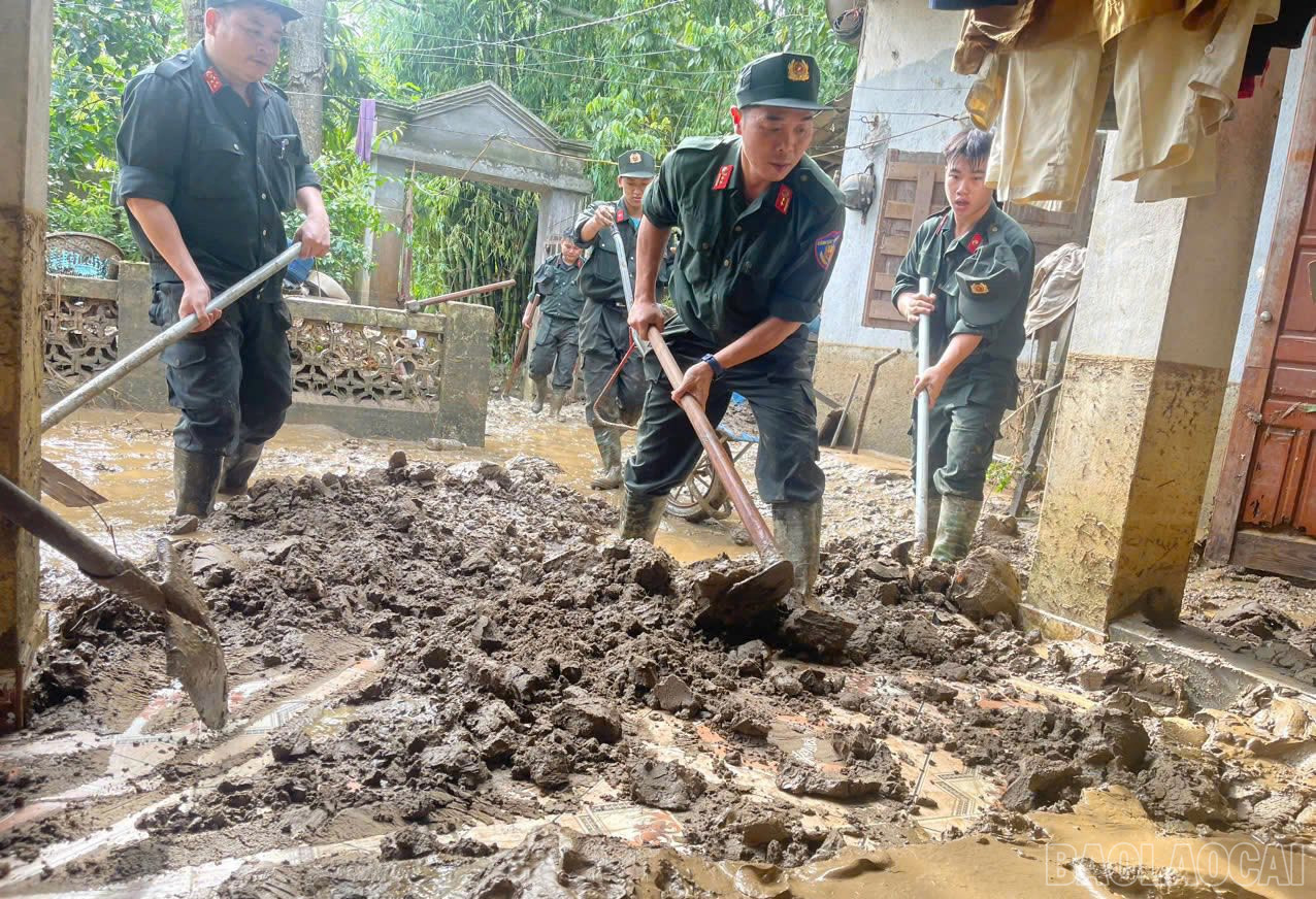 Chỉ huy Tiểu đoàn Cảnh sát cơ động số 4 trực tiếp tham gia khắc phục hậu quả thiên tai. baolaocai-br_2-3342.jpg