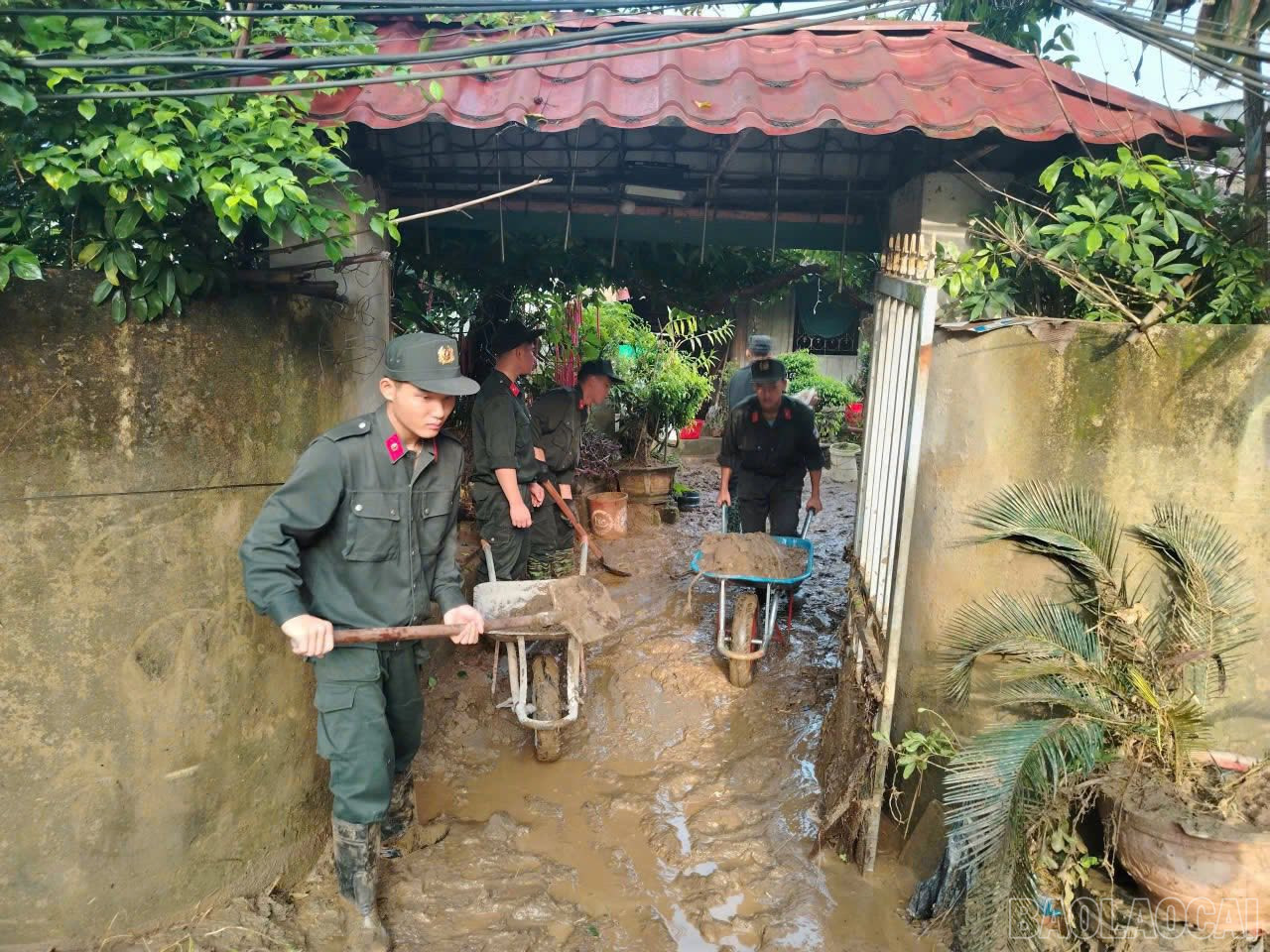 Tiểu đoàn Cảnh sát Cơ động số 4 huy động 40 cán bộ, chiến sĩ tham gia khắc phục hậu quả thiên tai tại tổ dân phố số 28 và 29 (phường Cam Đường). baolaocai-br_5-5080.jpg