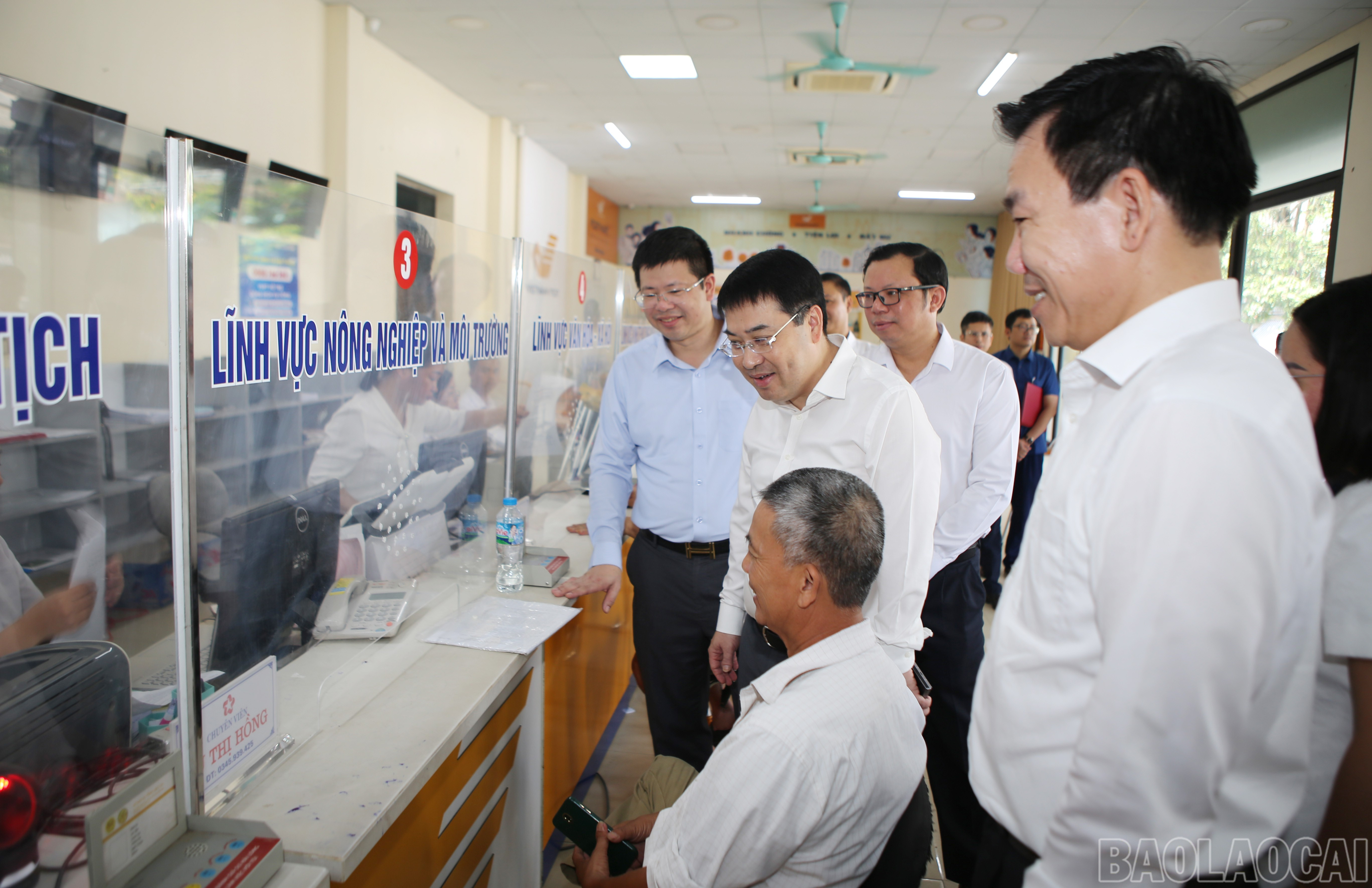 Đồng chí Phó Bí thư Tỉnh ủy Nguyễn Tuấn Anh kiểm tra hoạt động tại Trung tâm Phục vụ hành chính công xã Bảo Thắng. baolaocai-br_xq-5.jpg