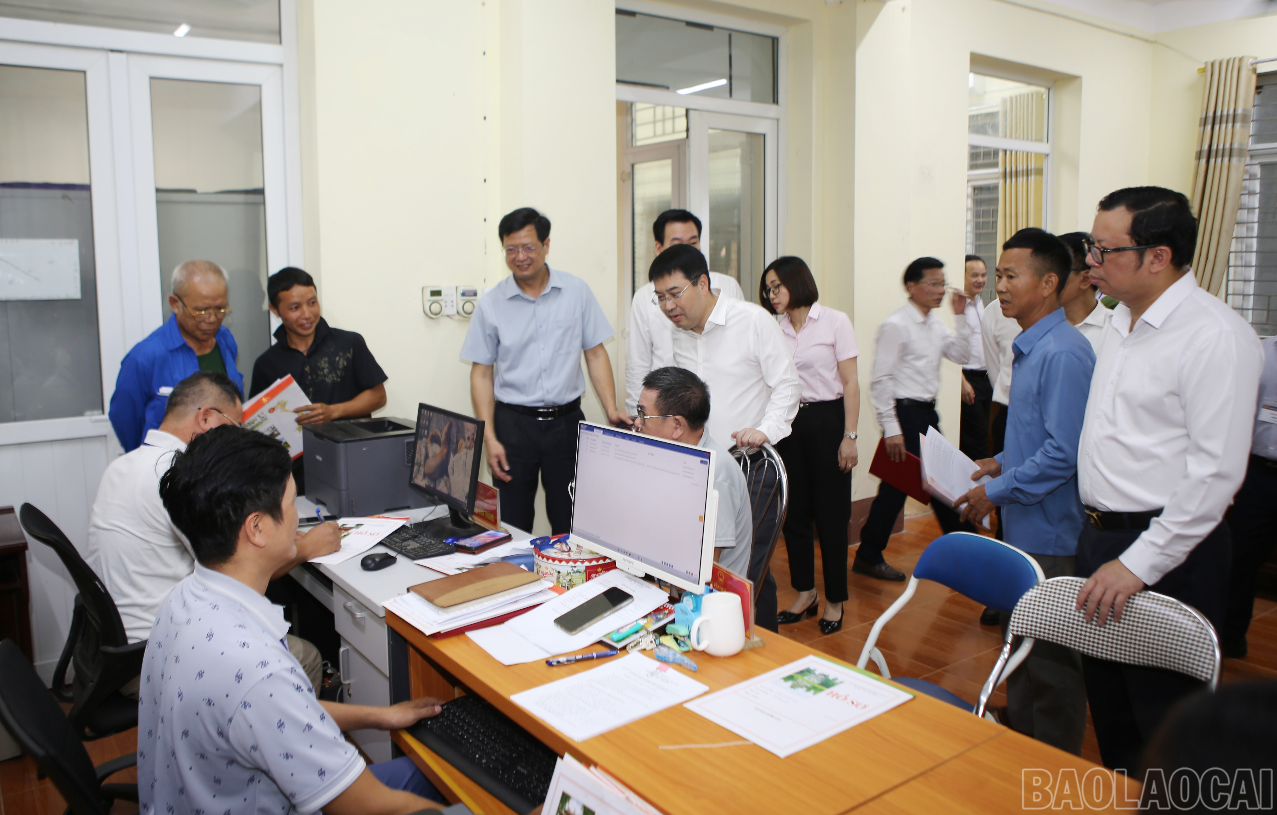 Phó Bí thư Tỉnh ủy Nguyễn Tuấn Anh và đoàn công tác kiểm tra hoạt động tại xã Phong Hải. baolaocai-br_ph-5.jpg