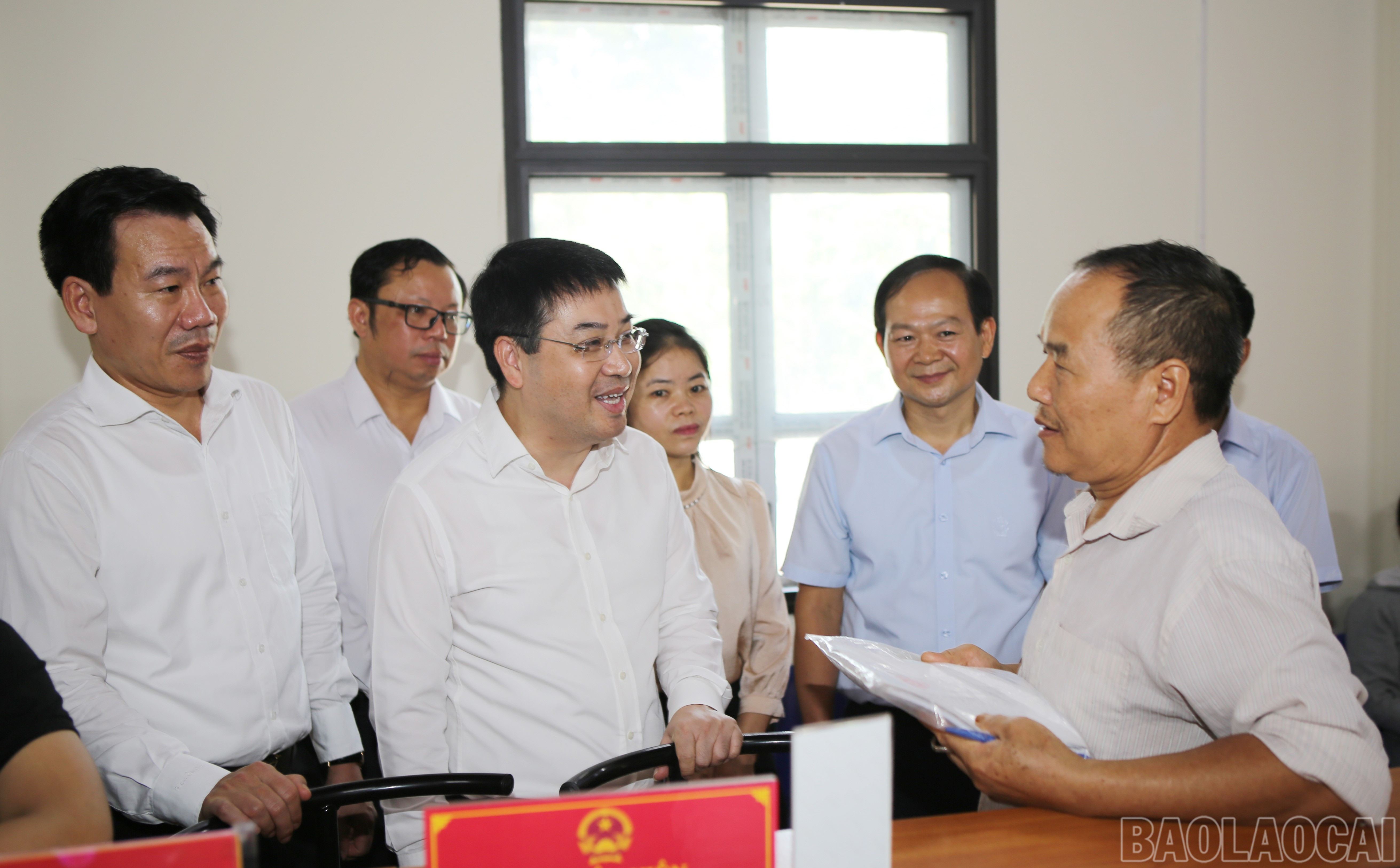 Phó Bí thư Tỉnh ủy Nguyễn Tuấn Anh trò chuyện với người dân tại Trung tâm Phục vụ hành chính công xã Xuân Quang. baolaocai-br_xq-1.jpg