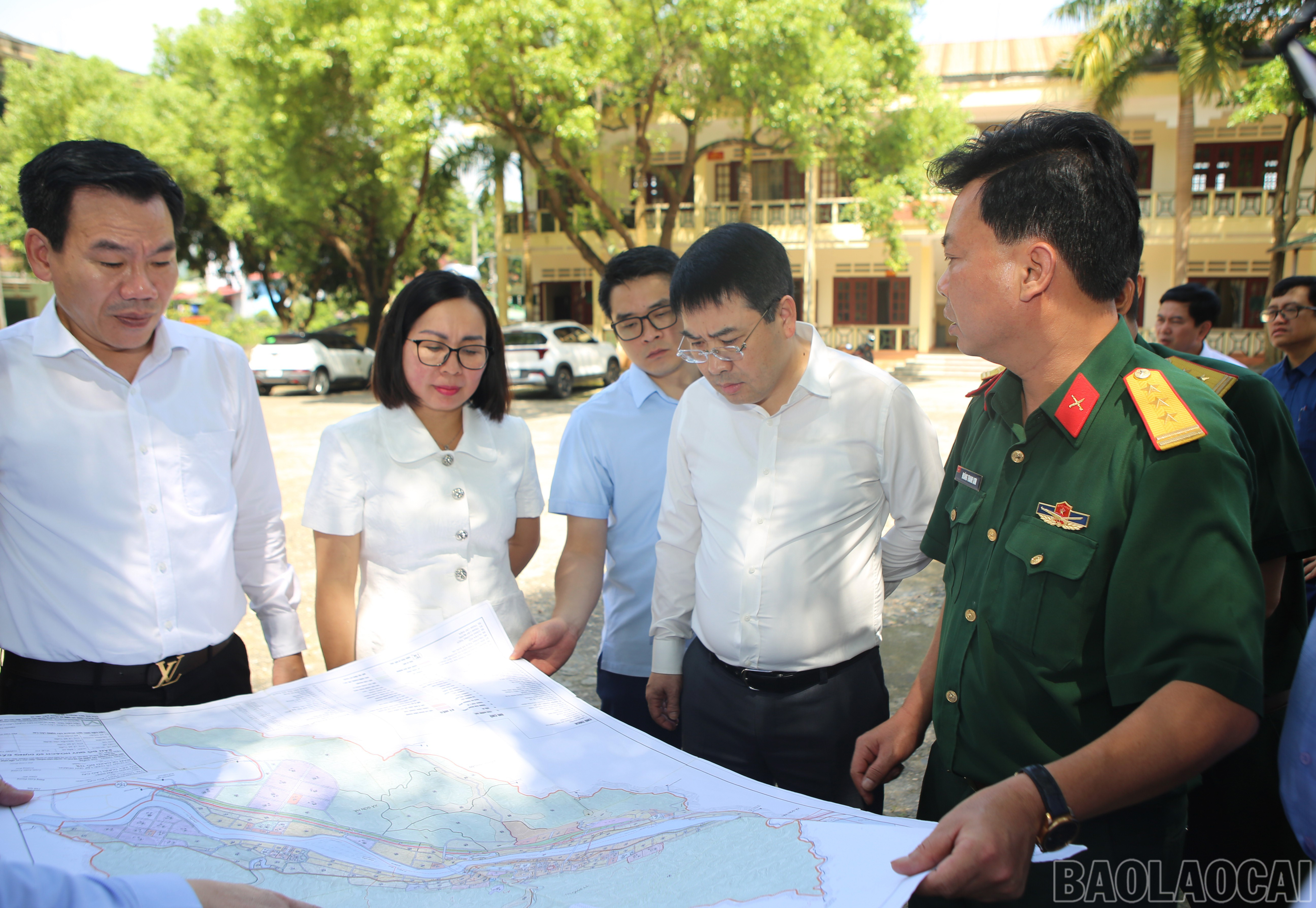 Đồng chí Phó Bí thư Tỉnh ủy Nguyễn Tuấn Anh và đoàn công tác kiểm tra các dự án đầu tư cơ sở hạ tầng trên địa bàn xã Bảo Thắng. baolaocai-br_bt-2.jpg