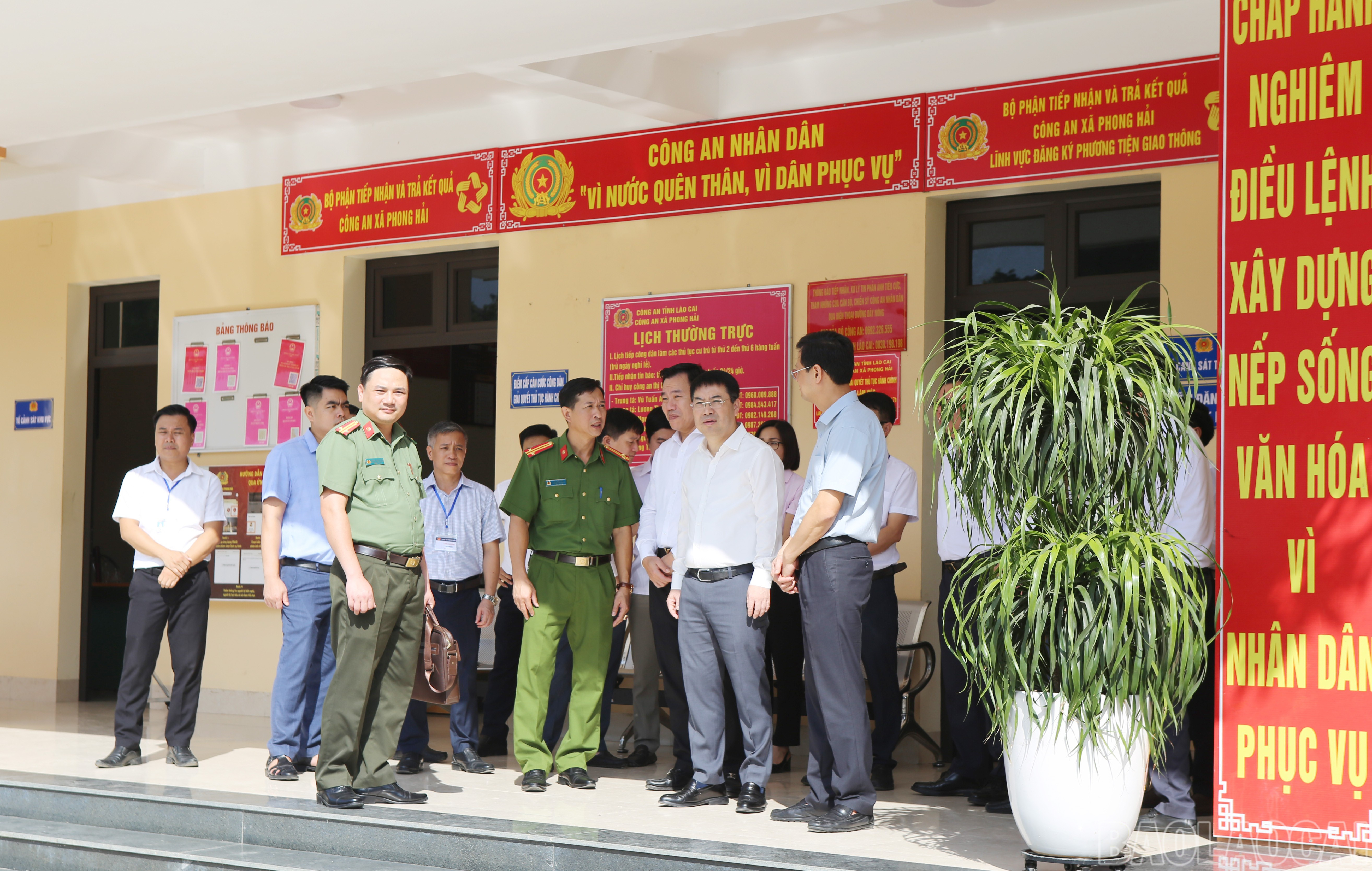 Phó Bí thư Tỉnh ủy Nguyễn Tuấn Anh nghe báo cáo tình hình đảm bảo an ninh trật tự tại xã Phong Hải. baolaocai-br_ph-4.jpg