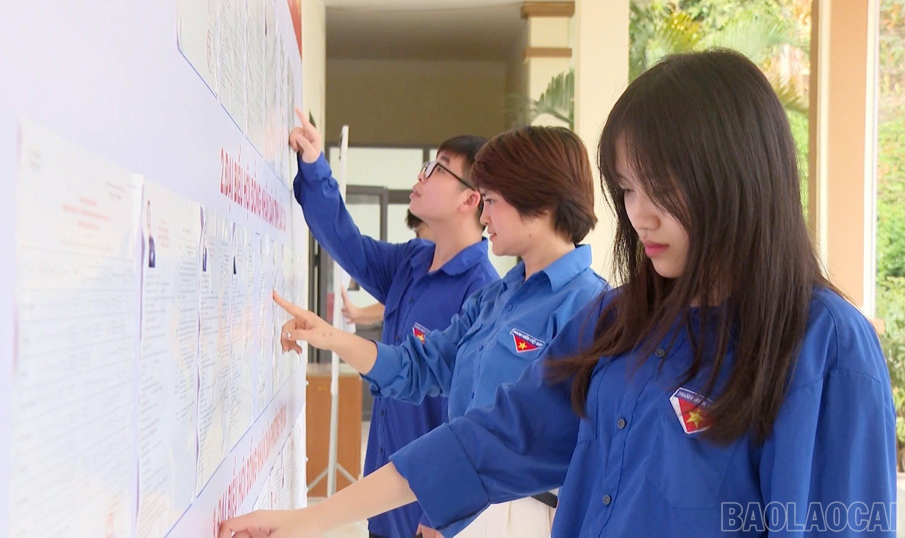 Các cử tri trẻ phường Yên Bái tìm hiểu thông tin bầu cử tại các khu vực bỏ phiếu.