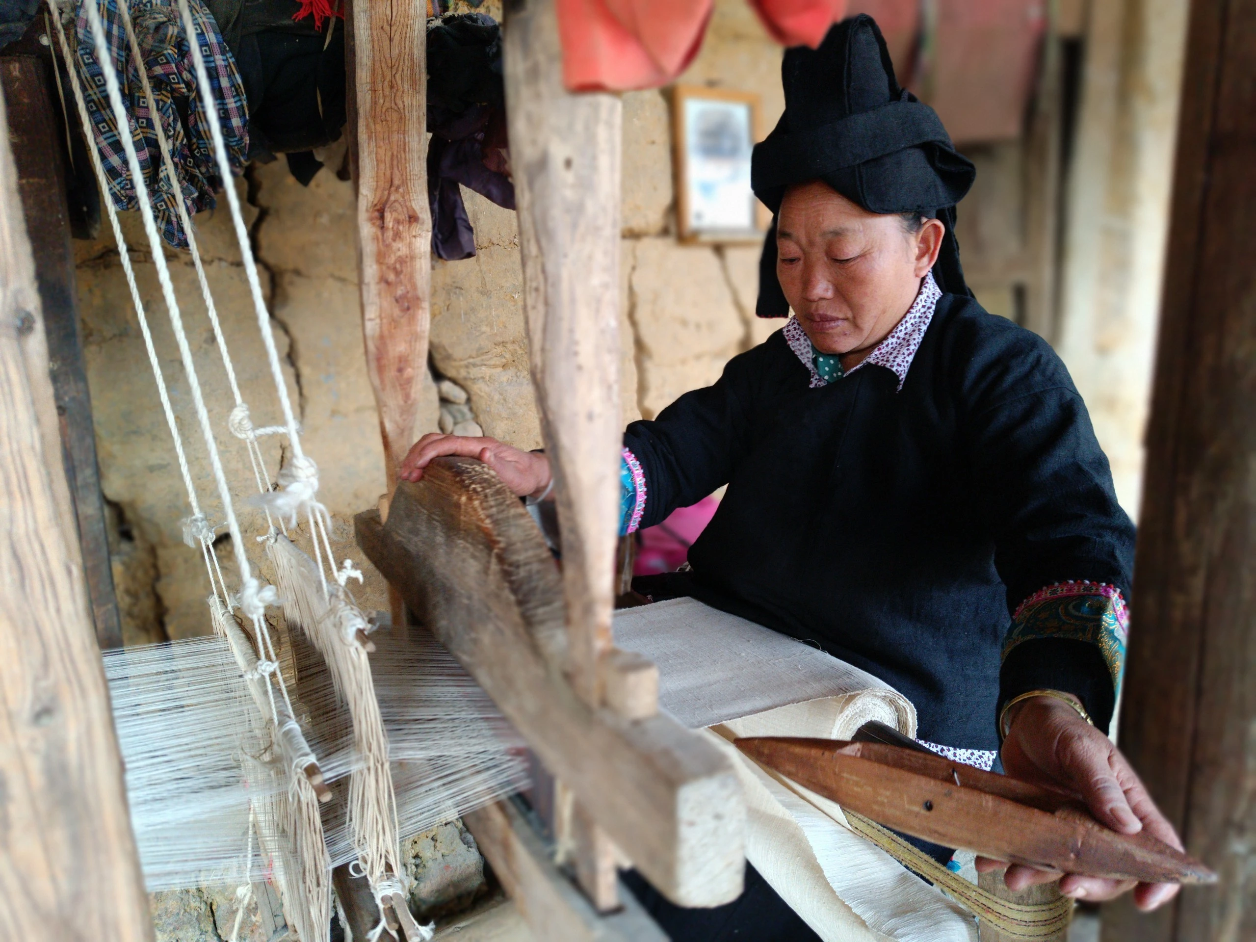 Phụ nữ Thu Lao xã Thào Chư Phìn (Si Ma Cai) gìn giữ nghề dệt truyền thống.jpg