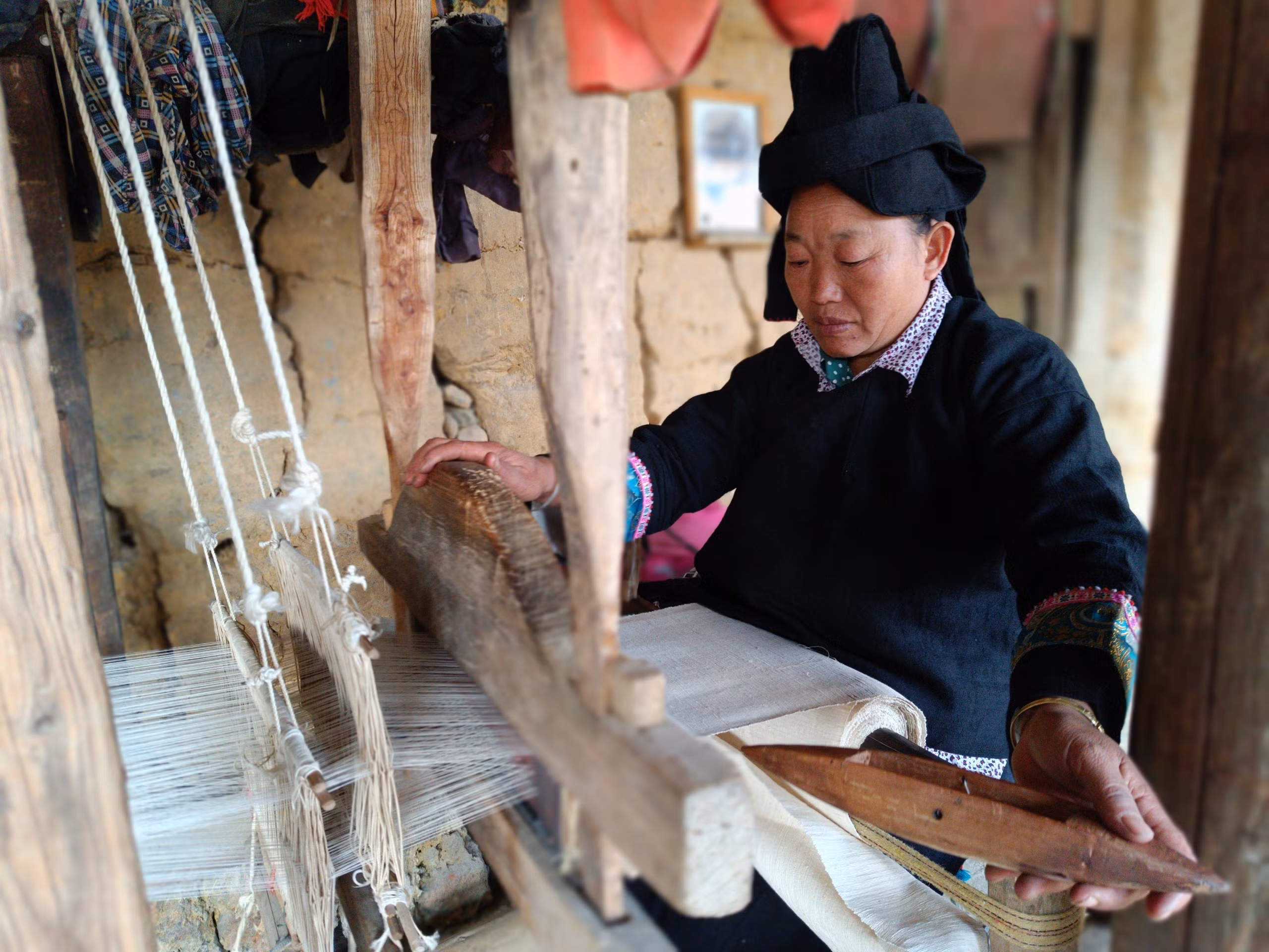 Phụ nữ Thu Lao xã Thào Chư Phìn (Si Ma Cai) gìn giữ nghề dệt truyền thống.jpg