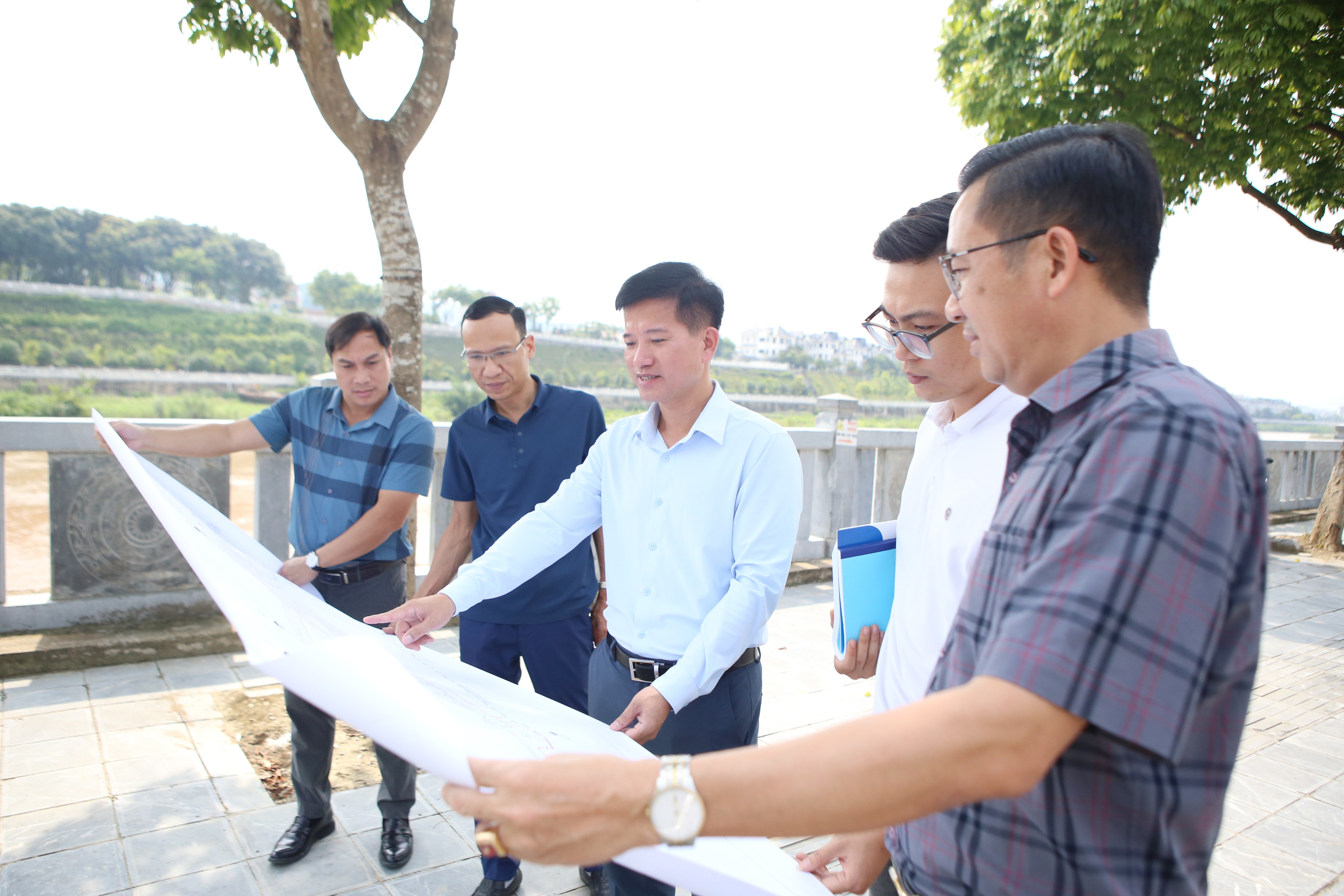 Chủ tịch UBND phường Nguyễn Văn Nhất khảo sát, kiểm tra tình triển khai các dự án hạ tầng đô thị trên địa bàn. 2.jpg