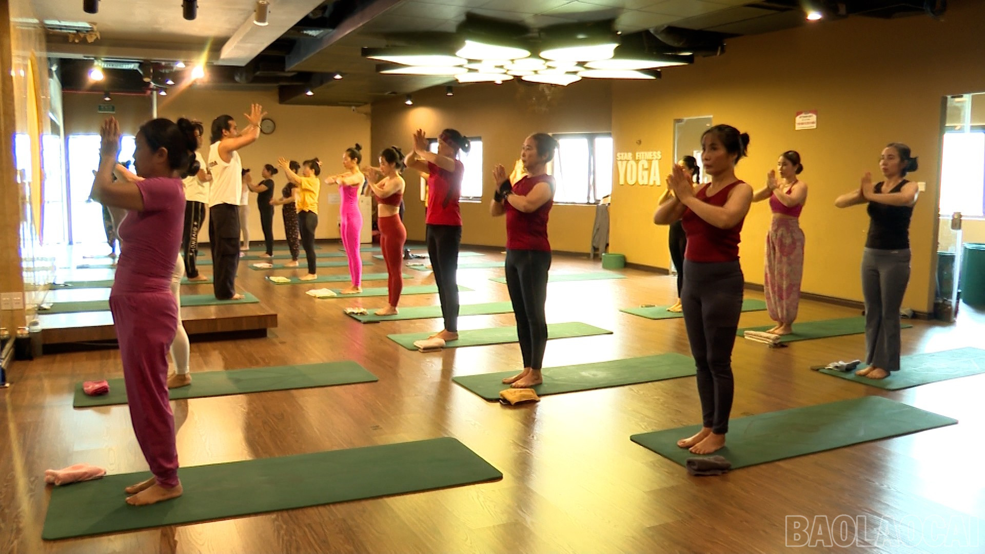 Các phòng tập Yoga thu hút đông học viên luyện tập. baolaocai-br_yoga01-27-24-03still008.jpg
