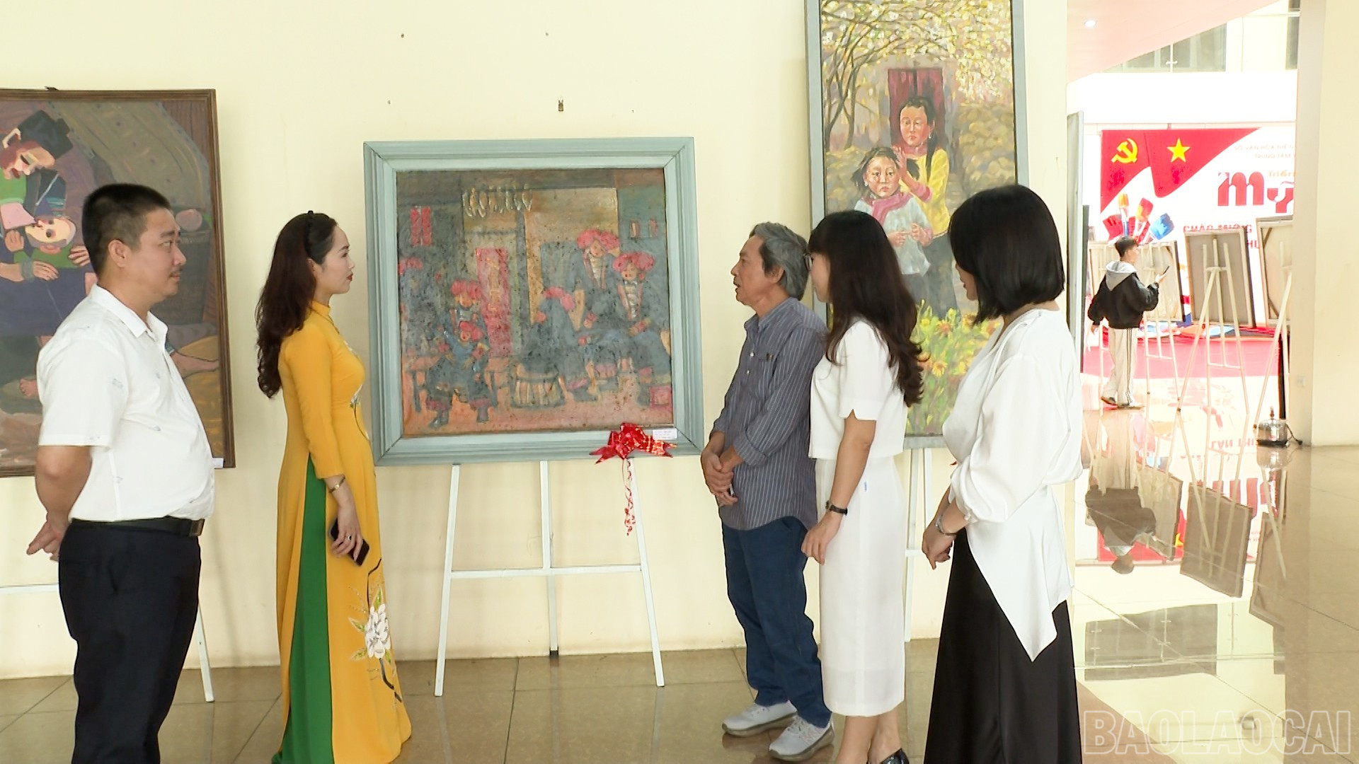 Các đại biểu tham quan triển lãm baolaocai-br_dung-ps00-47-35-10still050.jpg