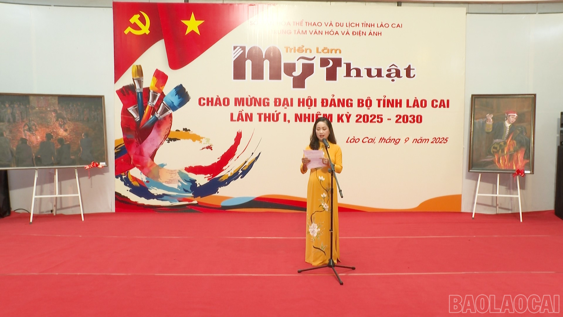 Nghệ sĩ ưu tú Đỗ Thị Thanh Hương - Giám đốc Trung tâm Văn hoá và Điện ảnh tỉnh Lào Cai phát biểu khai mạc triển lãm. baolaocai-br_dung-ps00-47-26-15still048.jpg