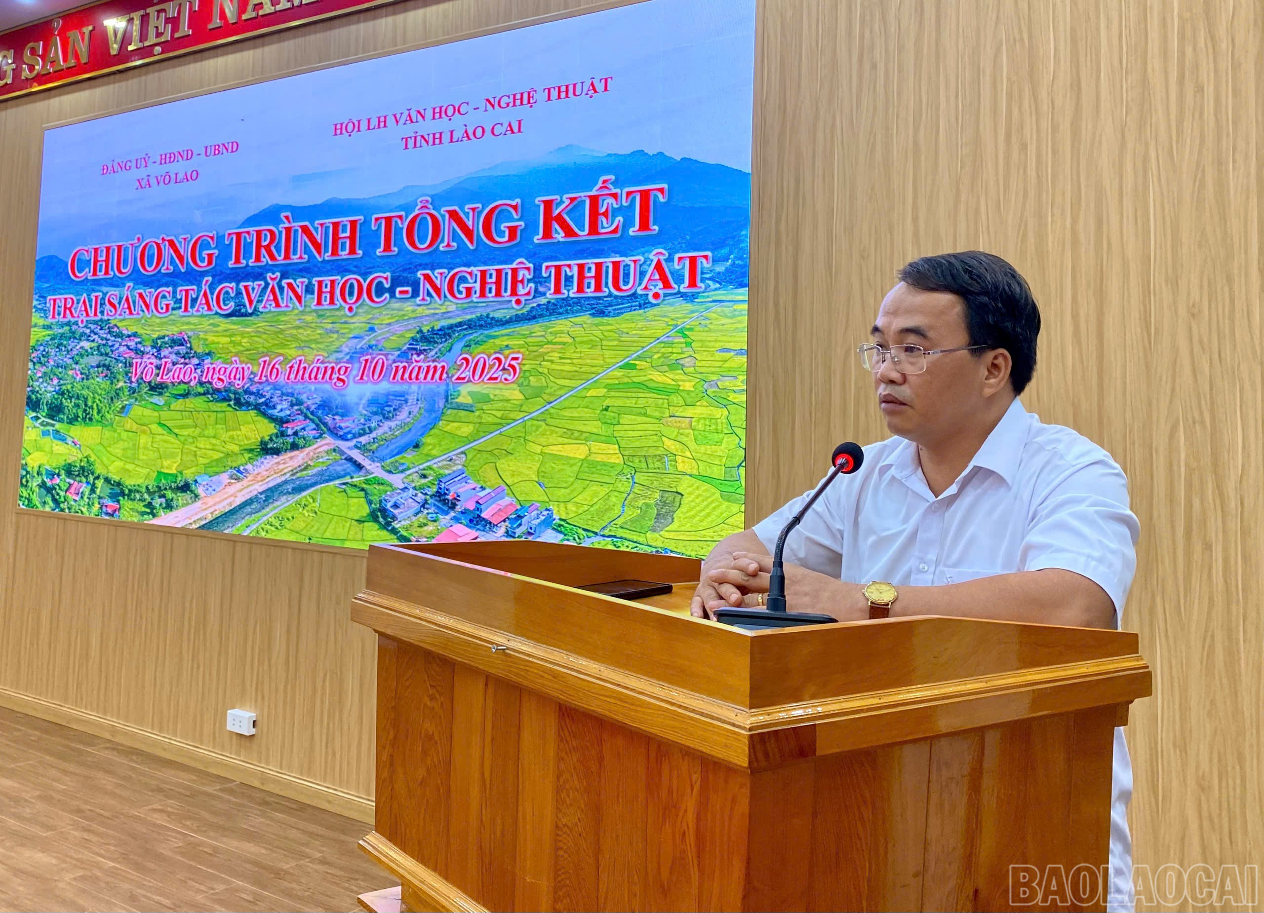 Der Journalist Nguyen Thanh Long, Vizepräsident der Provinzvereinigung für Literatur und Kunst, hielt bei der Zeremonie eine Rede. baolaocai-br_z7123354749867-41a7a183f2590b1d83e46569946de665.jpg