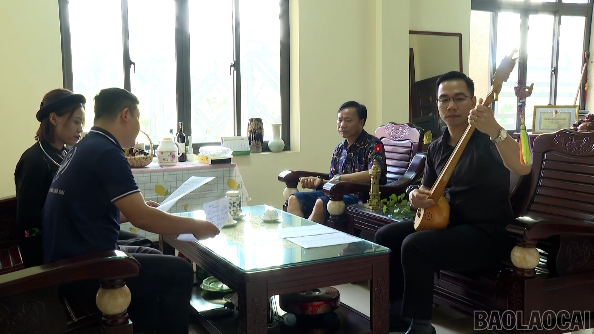 Nhạc sĩ Vũ Đình Trọng cùng các ca sĩ tập luyện ca khúc "Gặp em bếp lửa nhà sàn". baolaocai-br_dung-ps03-16-50-03still092.jpg