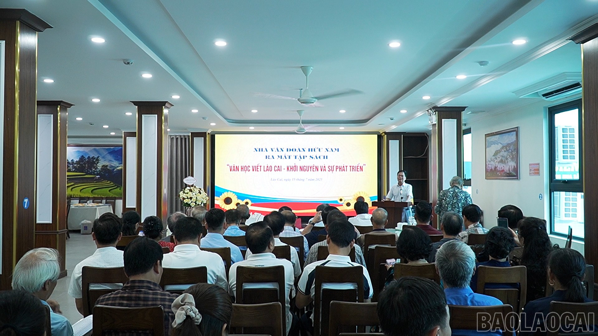 ទិដ្ឋភាពនៃពិធីសម្ពោធការបោះពុម្ពផ្សាយថ្មី។ baolaocai-br_sequence-0101-37-18-13still094.jpg