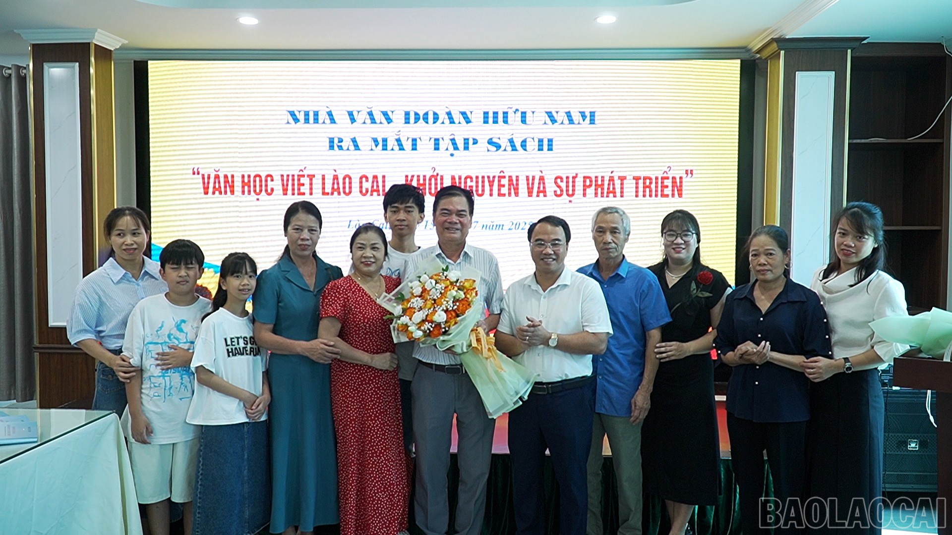 ថ្នាក់ដឹកនាំសមាគមអក្សរសាស្ត្រ និងសិល្បៈខេត្តជូនផ្កាអបអរសាទរអ្នកនិពន្ធ Doan Huu Nam។ baolaocai-br_sequence-0101-37-15-13still099.jpg