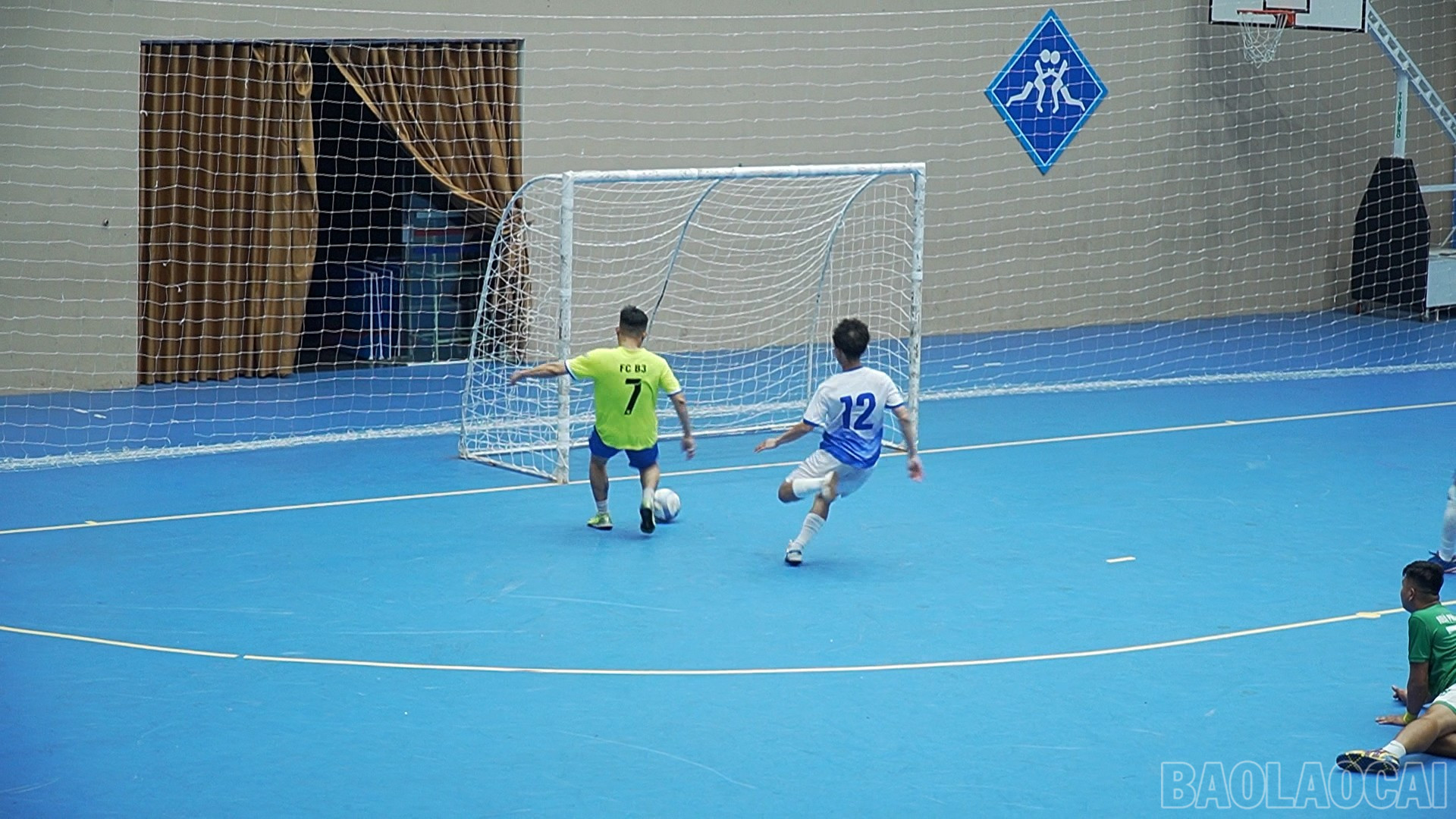 Tình huống ghi bàn của Câu lạc bộ FC B3 (áo vàng). baolaocai-br_dung-gi-cung-dc00-32-18-13still181.jpg