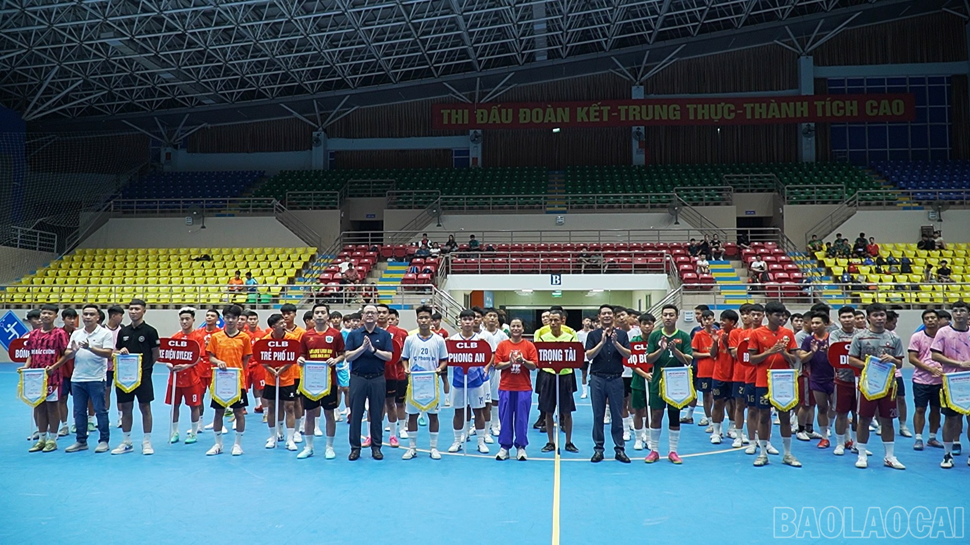Ban tổ chức trao cờ lưu niệm cho các đội bóng tham gia giải baolaocai-br_dung-gi-cung-dc02-13-11-15still155.jpg