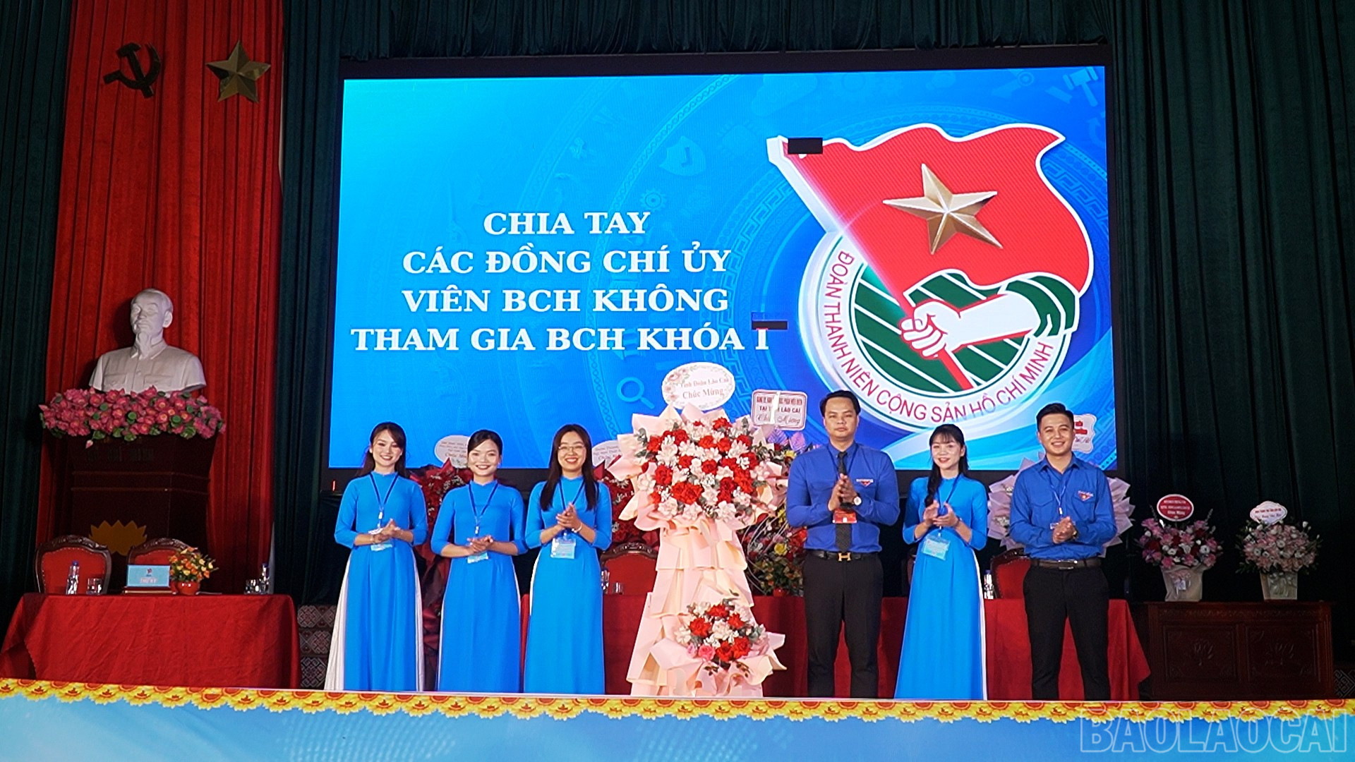 Lãnh đạo Tỉnh đoàn Lào Cai tặng hoa chúc mừng đại hội. baolaocai-br_sequence-0301-51-46-16still039.jpg