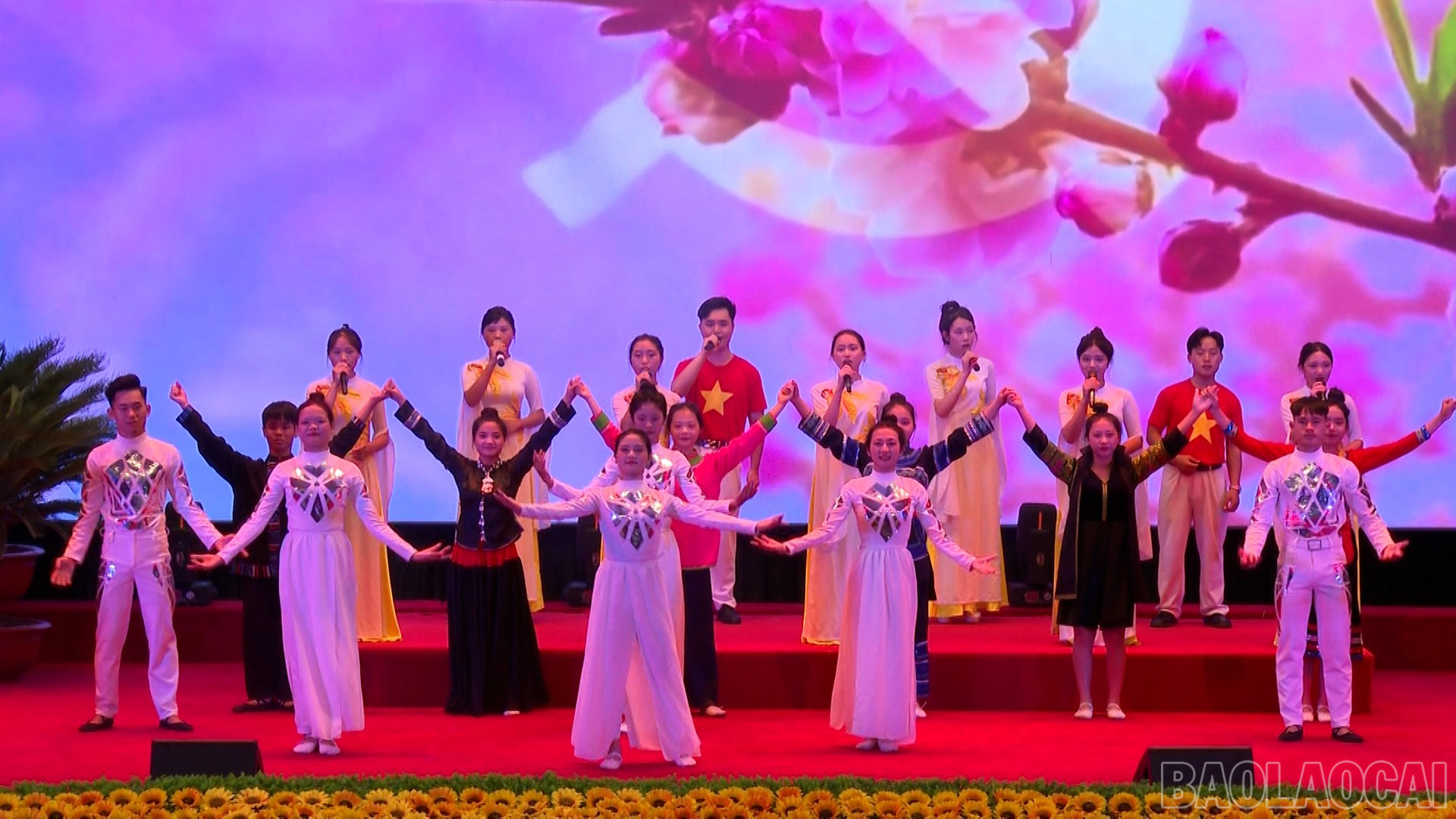 Sinh viên Khoa Văn hóa - Nghệ thuật biểu diễn trong chương trình văn nghệ chào mừng Đại hội đại biểu Đảng bộ phường Cam Đường. baolaocai-br_sequence-0301-49-14-20still022.jpg