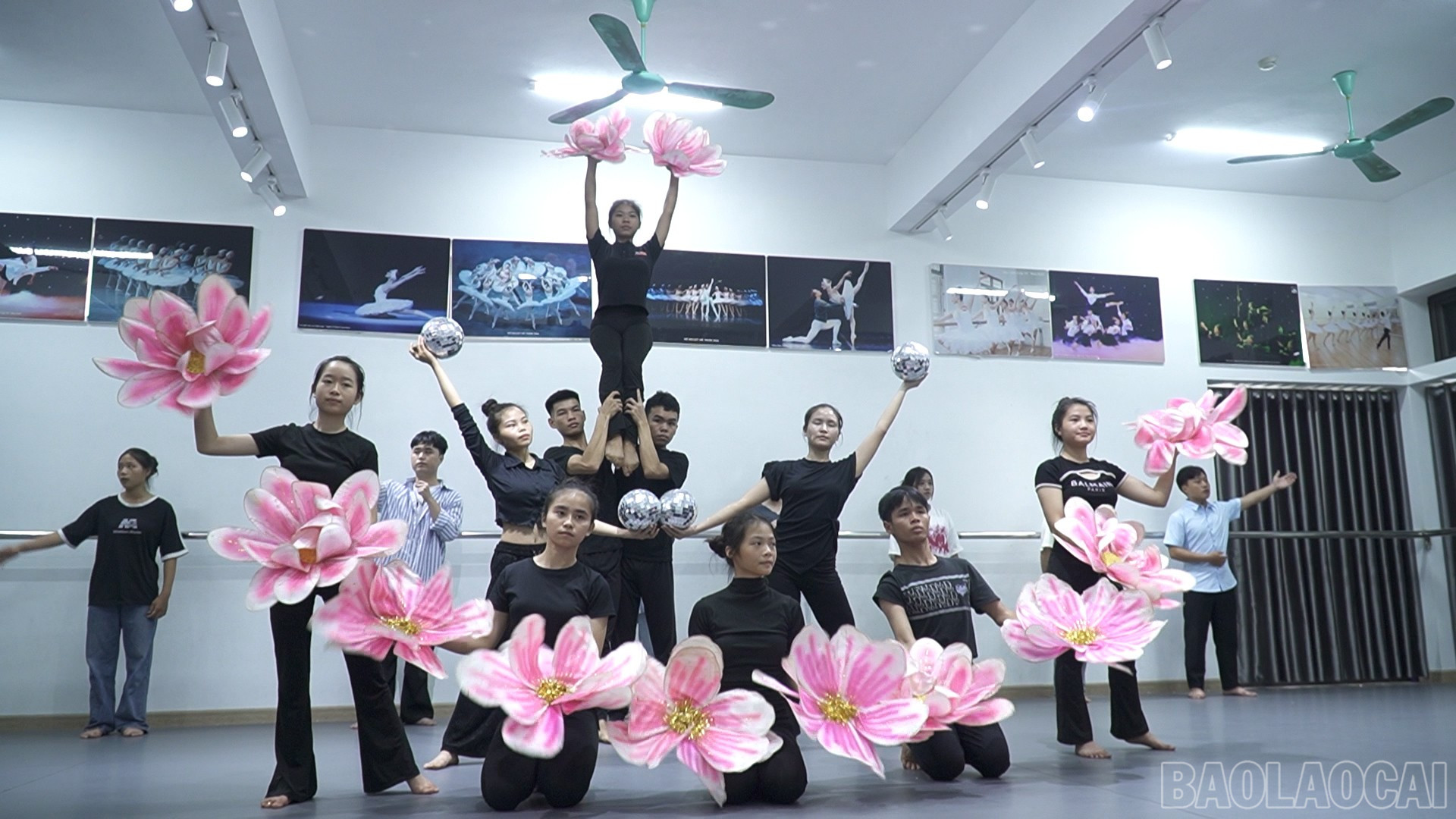 Sinh viên Khoa Văn hóa - Nghệ thuật tập luyện chuẩn bị cho một chương trình biểu diễn baolaocai-br_sequence-0301-49-02-01still019.jpg