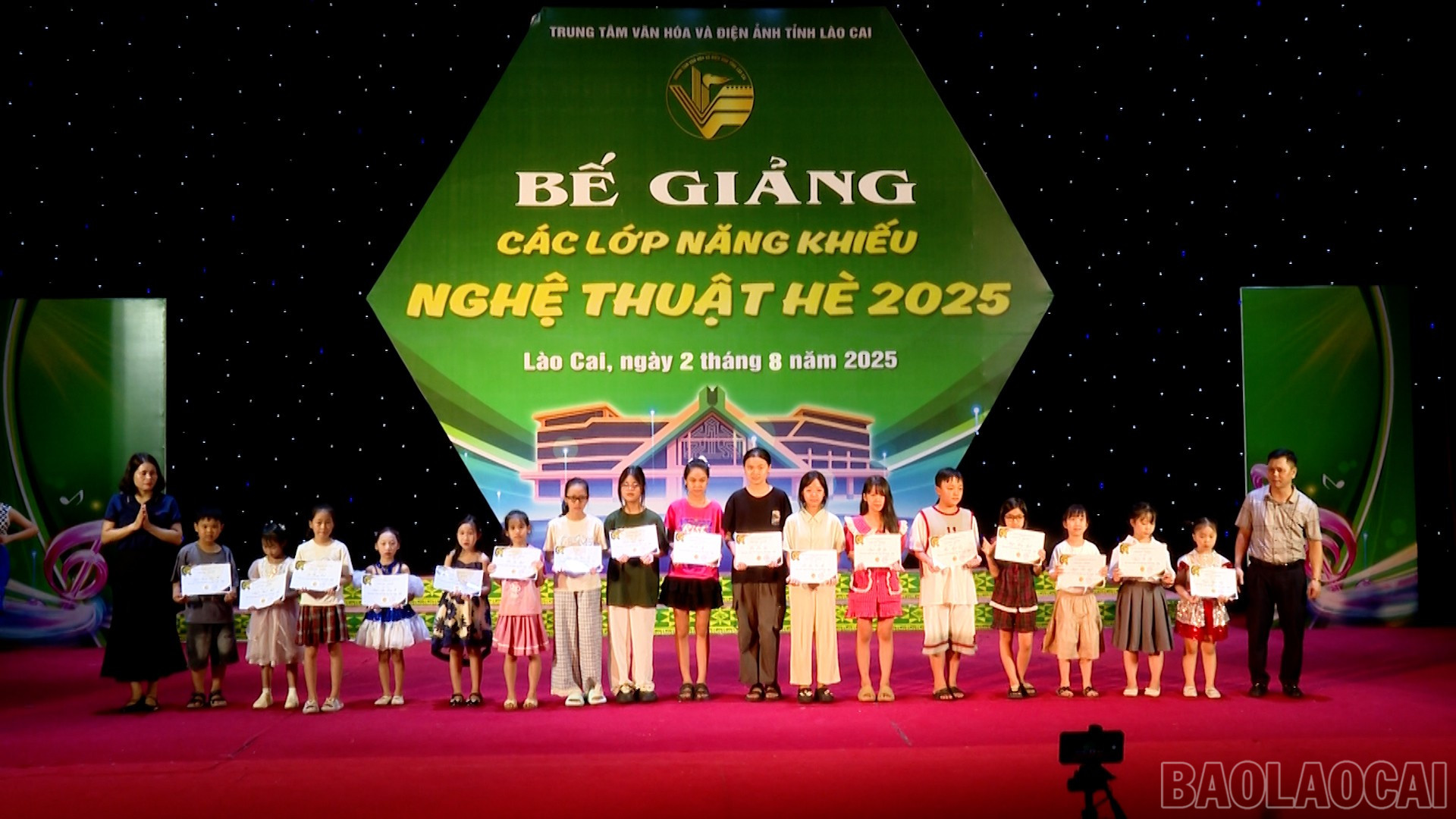 Trao giấy chứng nhận cho các em hoàn thành lớp năng khiếu. baolaocai-br_dung-phat-thanh00-52-57-23still011.jpg