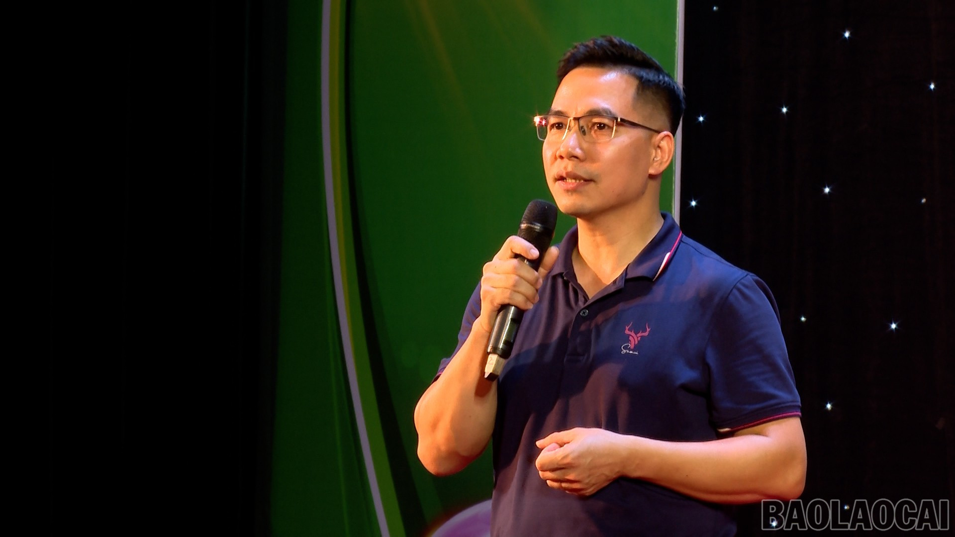 Nhạc sĩ Vũ Đình Trọng, Phó Giám đốc Trung tâm Văn hóa và Điện ảnh tỉnh phát biểu bế giảng các lớp năng khiếu hè. baolaocai-br_dung-phat-thanh00-52-41-21still010.jpg
