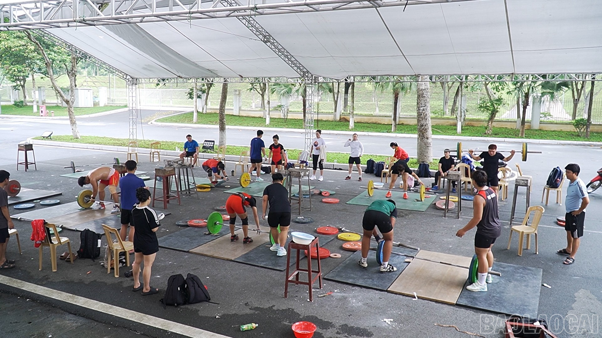 Khu vực phía ngoài Nhà thi đấu đa năng, các vận động viên vẫn tích cực tập luyện. baolaocai-br_dung-gi-cung-dc03-32-56-06still136.jpg