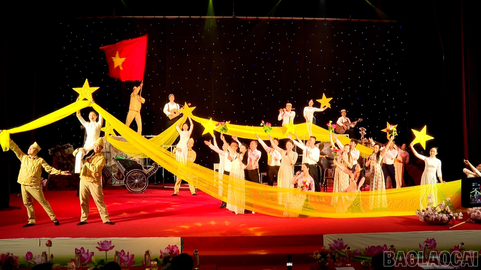 Hoạt cảnh "Người Hà Nội". baolaocai-br_dung-phat-thanh00-53-12-02still020.jpg