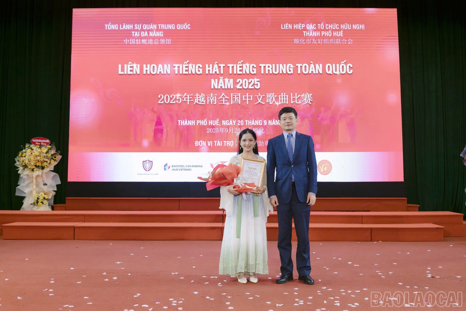 Ma Thị Á Ông giành giải Nhất với tiết mục đơn ca “Tay trái chỉ trăng” tại Liên hoan Tiếng hát Tiếng Trung toàn quốc 2025. image.jpg