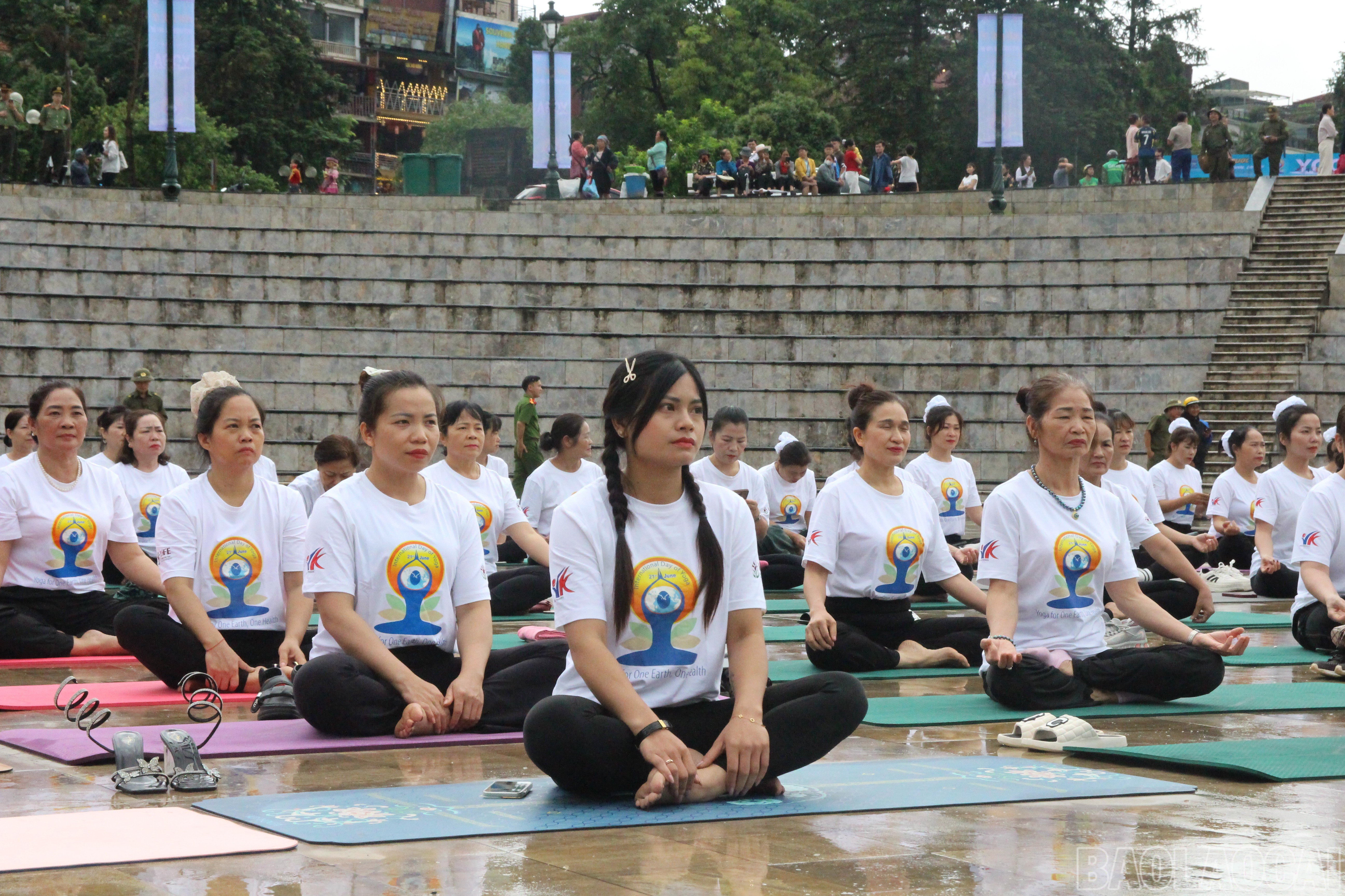 Hơn 200 hội viên đến từ 10 câu lạc bộ Yoga trong tỉnh tham gia chương trình baolaocai-br_img-3878.jpg