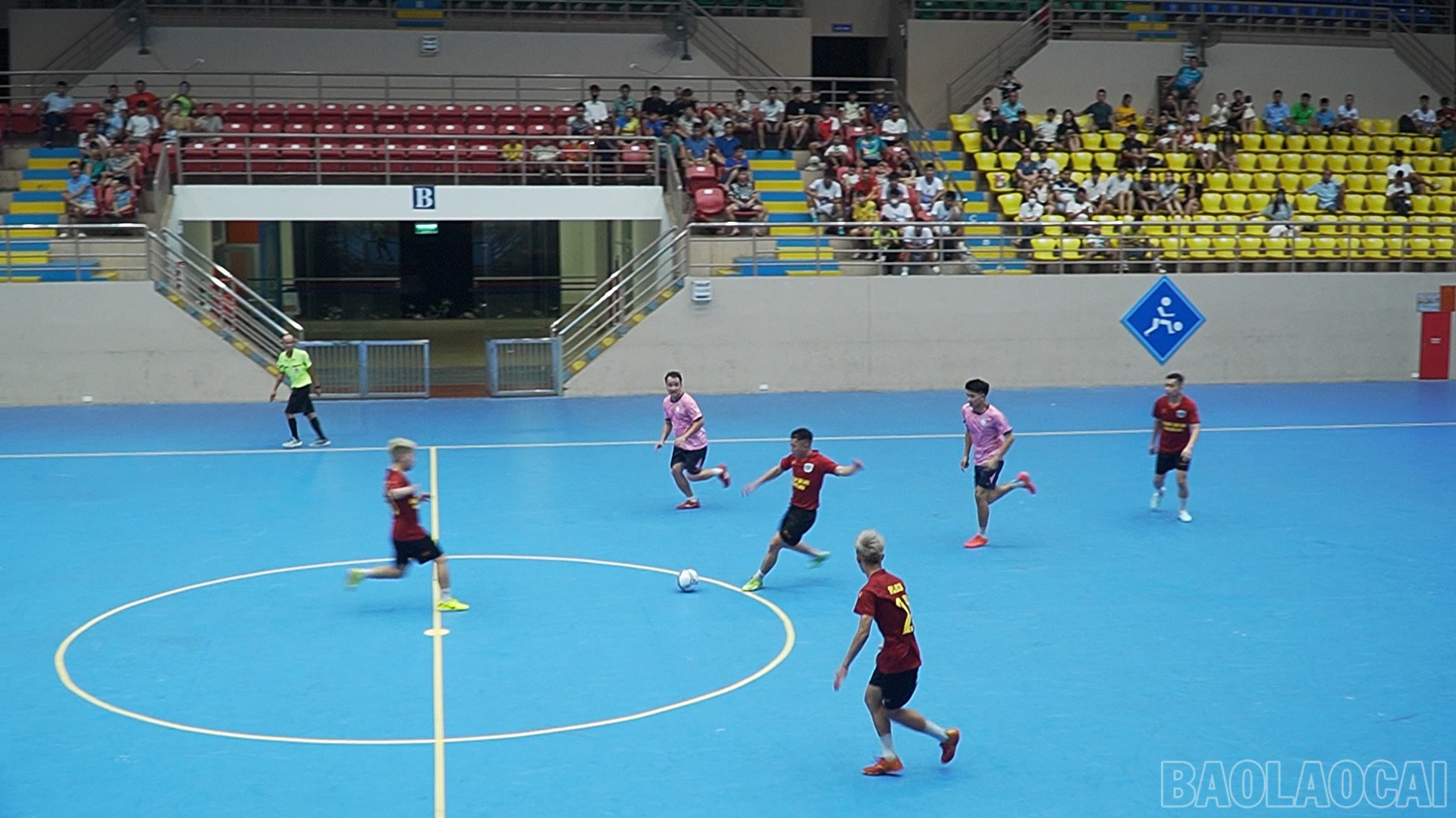Trận chung kết giữa CLB FC B3 (áo đỏ) và CLB Tùng Anh (áo hồng) baolaocai-br_dung-gi-cung-dc00-37-43-05still198.jpg