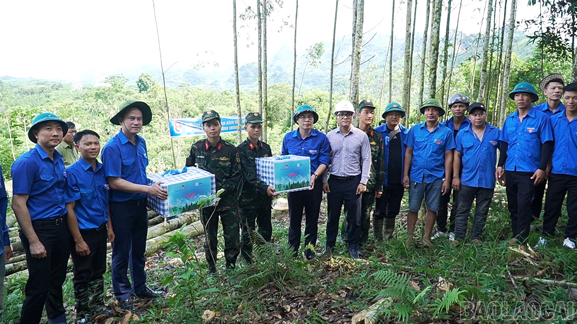 Đoàn công tác tặng quà đội tình nguyện tham gia phát quang hành lang tuyến. baolaocai-br_sequence-0101-09-14-23still093.jpg