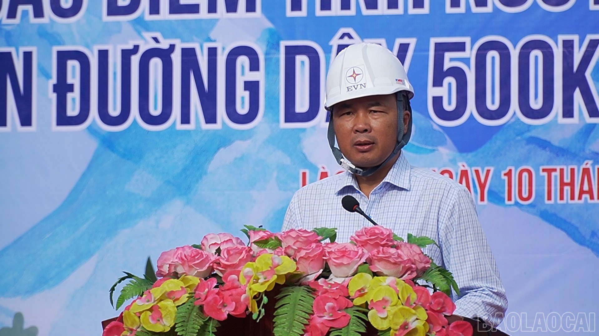 Ông Đỗ Quang Khải, Phó Giám đốc Ban Quản lý dự án Điện 1 báo cáo tiến độ dự án. baolaocai-br_sequence-0101-09-33-00still084.jpg