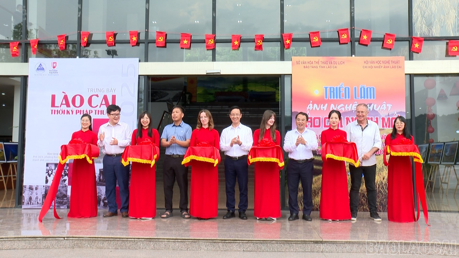 Các đại biểu cắt băng khai mạc trưng bày và triển lãm. baolaocai-br_dung-gi-cung-dc00-35-43-23still090.jpg