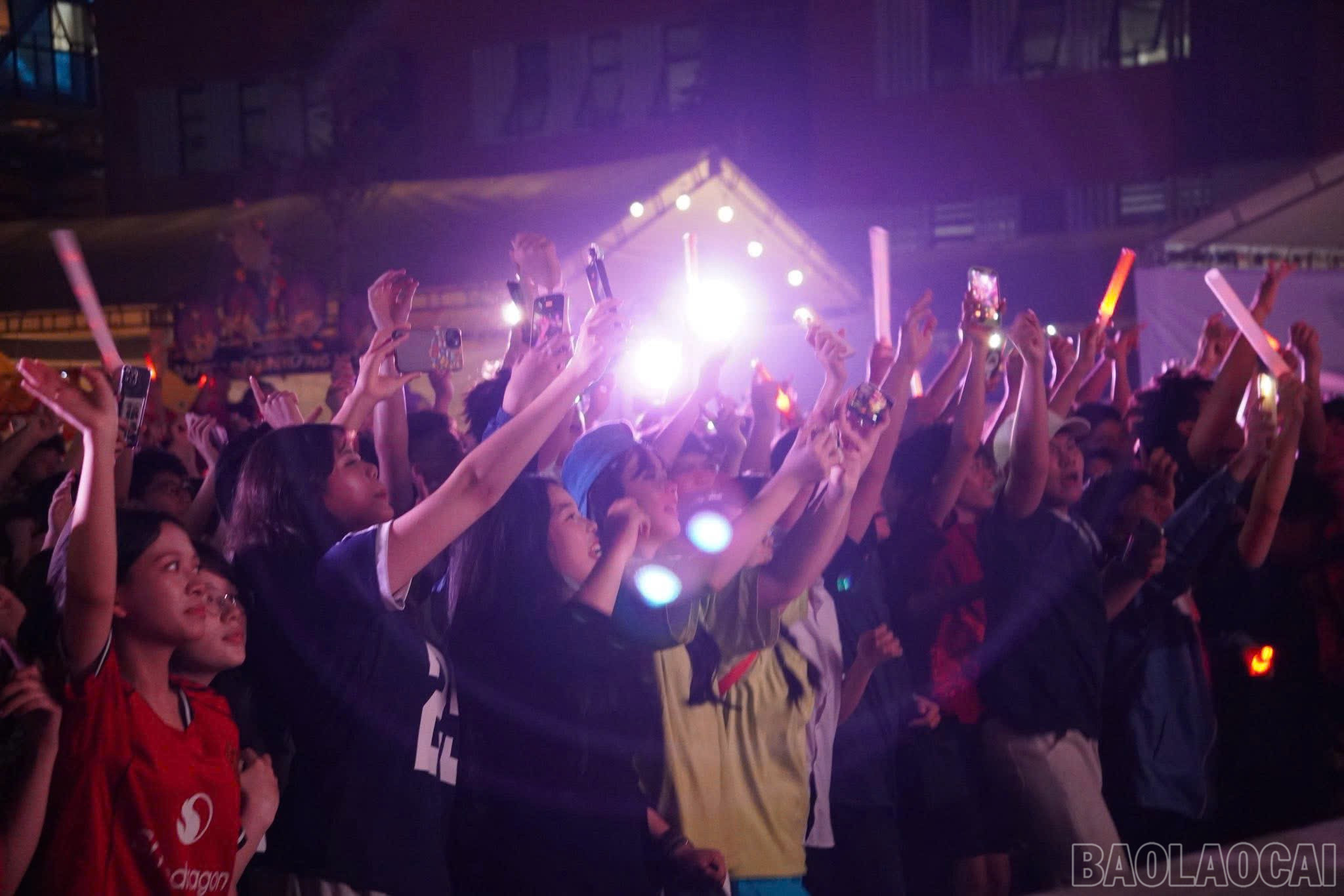 Đoàn viên, thanh niên Trường THPT Chuyên Lào Cai sôi nổi tham gia hội trại chào mừng kỷ niệm 95 năm Ngày thành lập Đoàn TNCS Hồ Chí Minh.