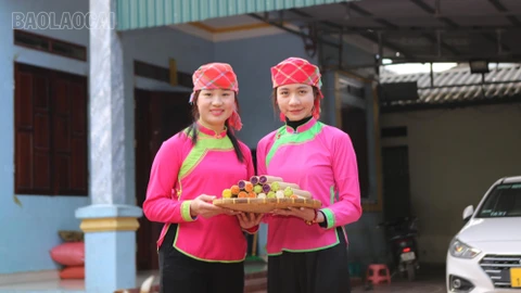 "Giữ lửa" nghề làm cơm lam của người Giáy thôn Ún Tà