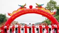 Các đồng chí lãnh đạo tỉnh Yên Bái thực hiện nghi thức cắt băng thông xe kỹ thuật công trình.